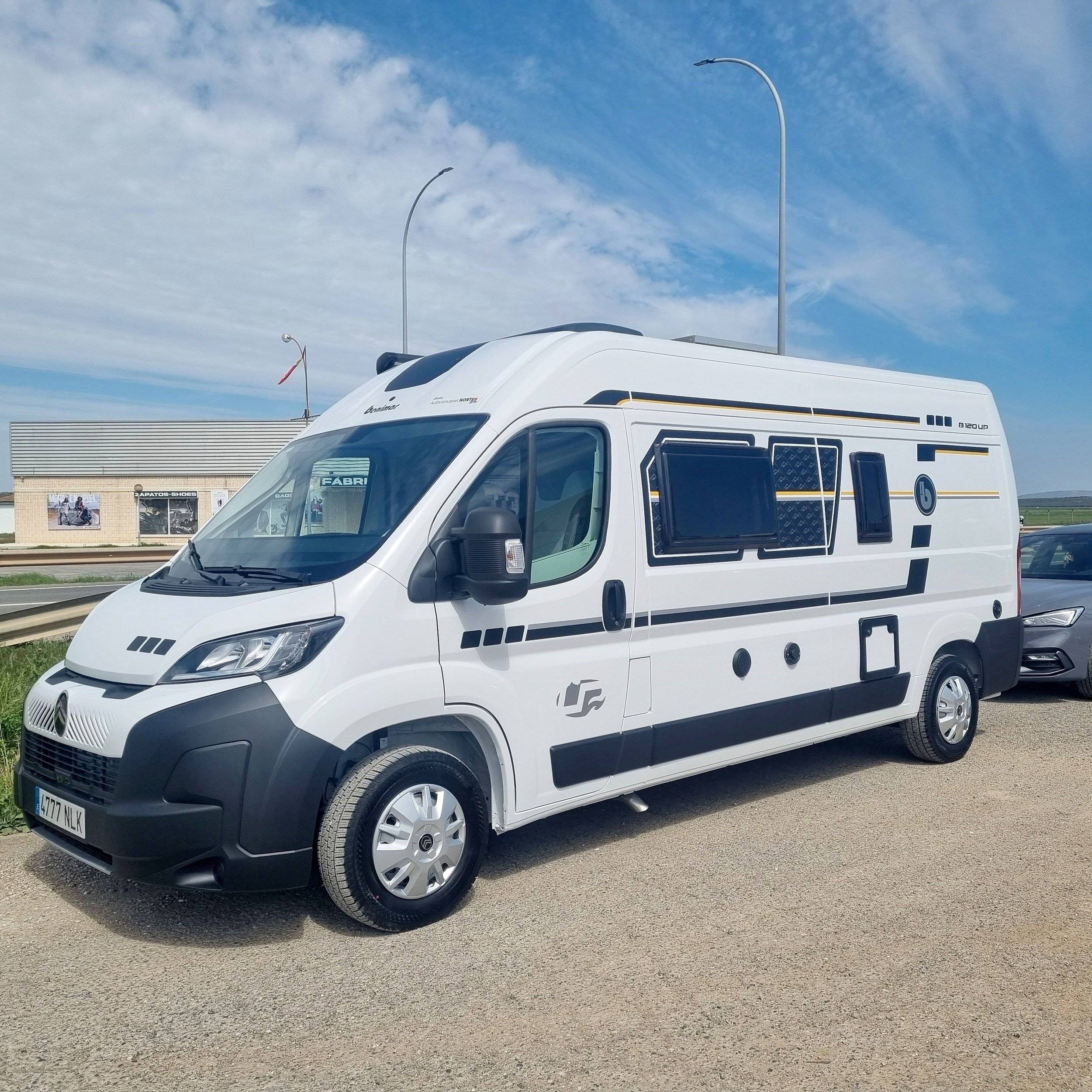 Vista del vehículo ángulo delantero Citroën - Yescapa
