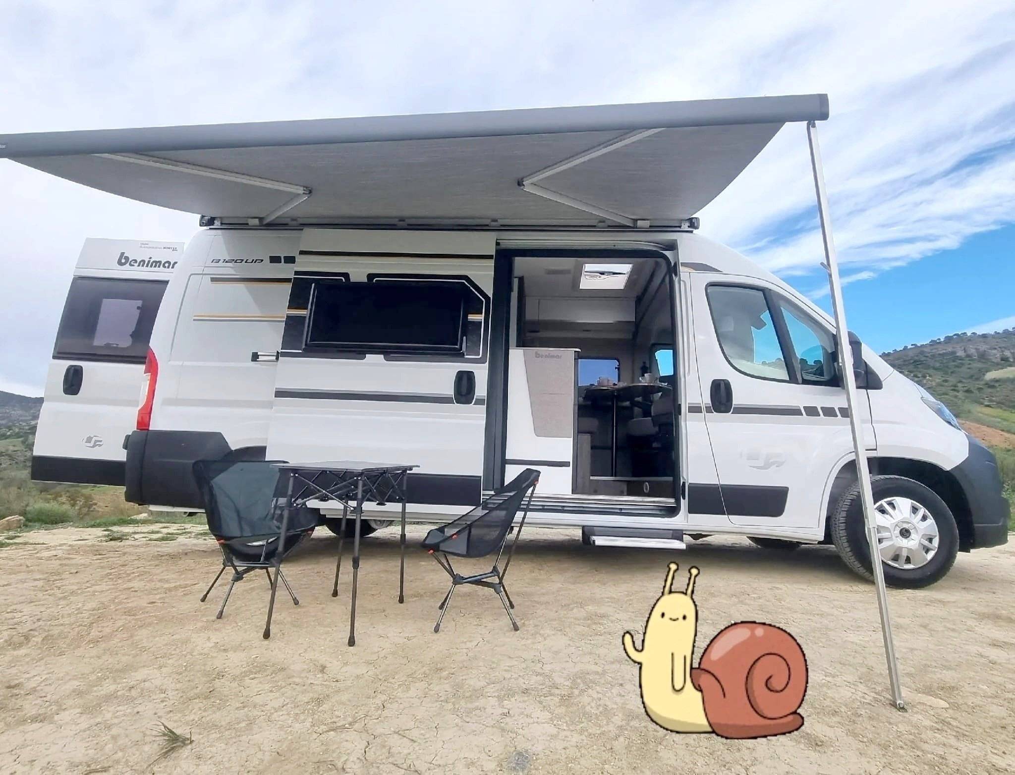 Front view from 3/4 Citroën Jumper 2,2 l 140 ch - Yescapa