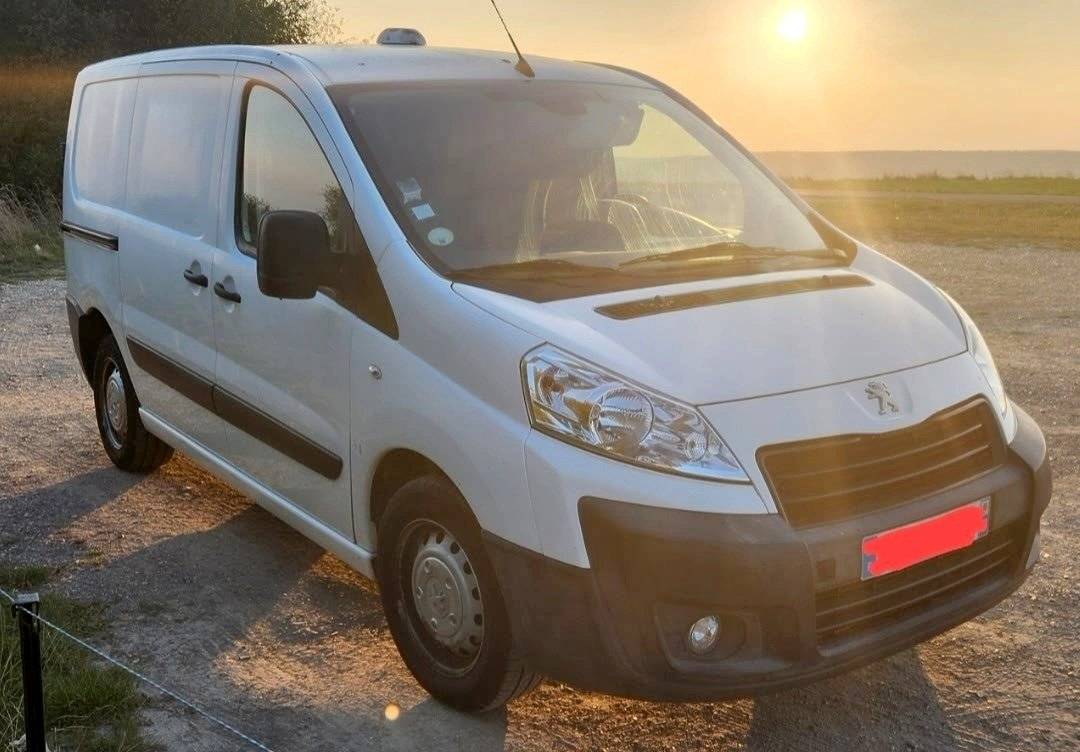 schräge Vorderansicht Peugeot Expert 1,6 l 95 ch - Yescapa