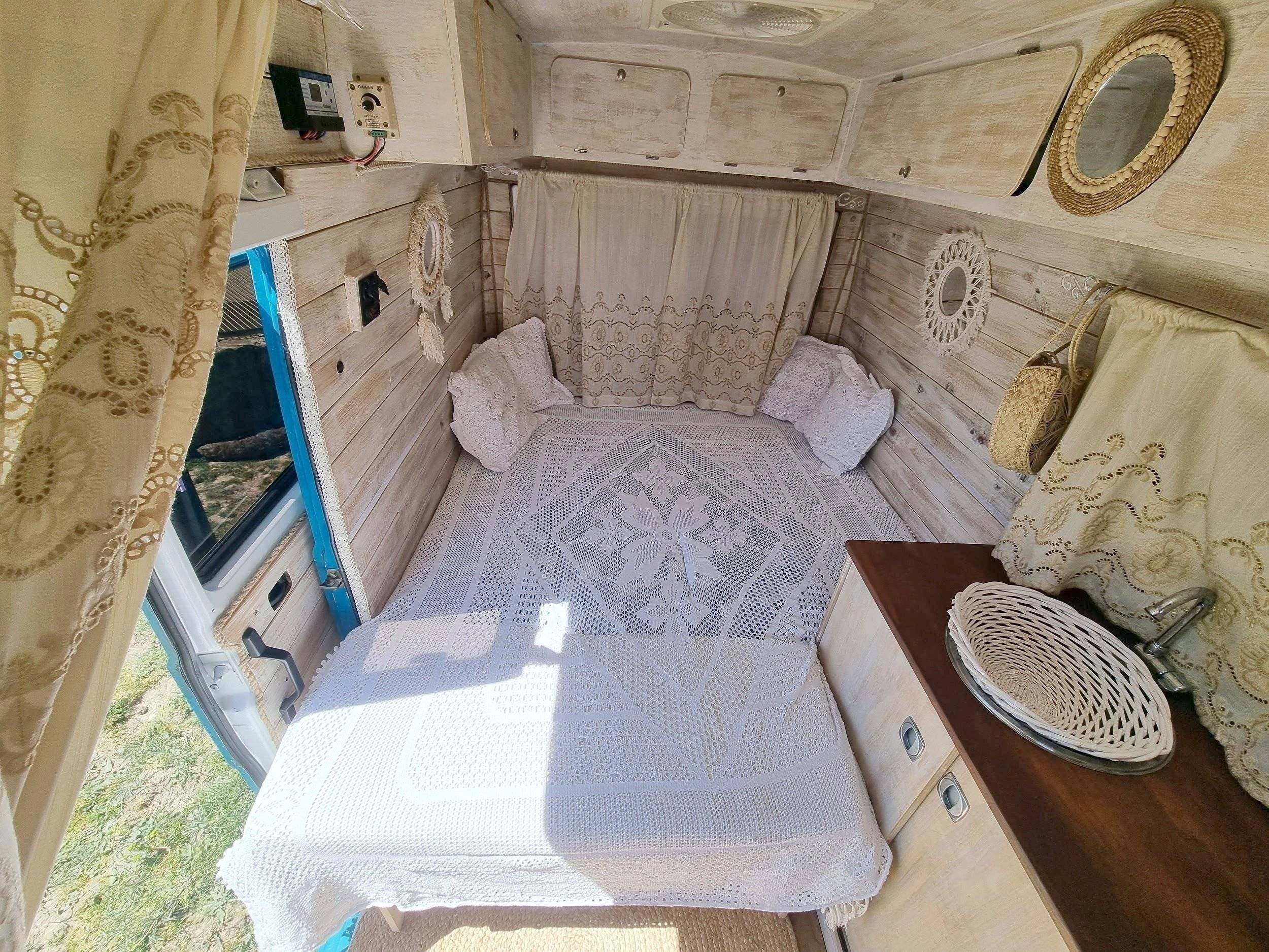 Dormidas Mercedes MB 100 - Yescapa