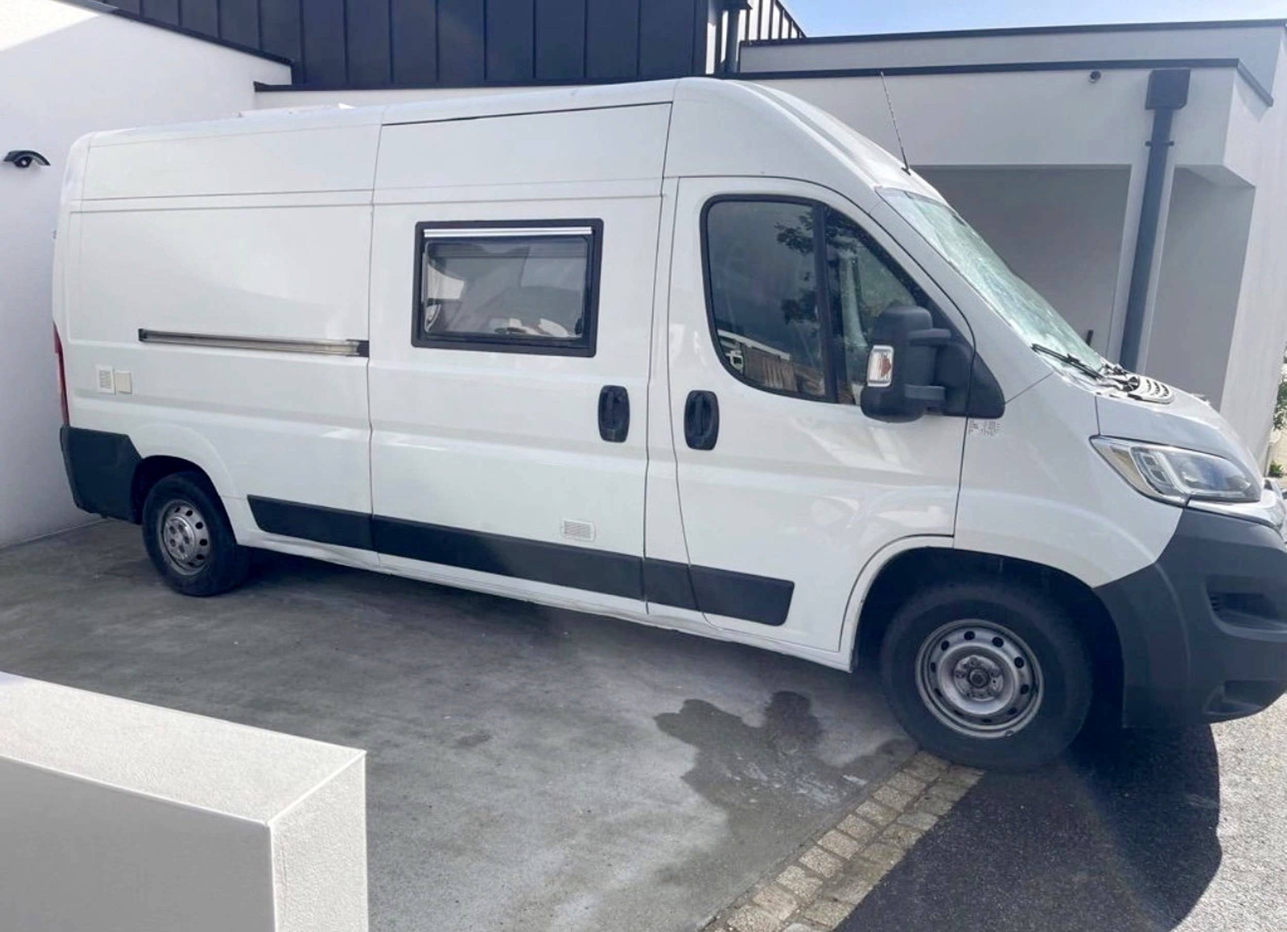 Vue avant de 3/4 Citroën Jumper 2,2 l 150 ch - Yescapa