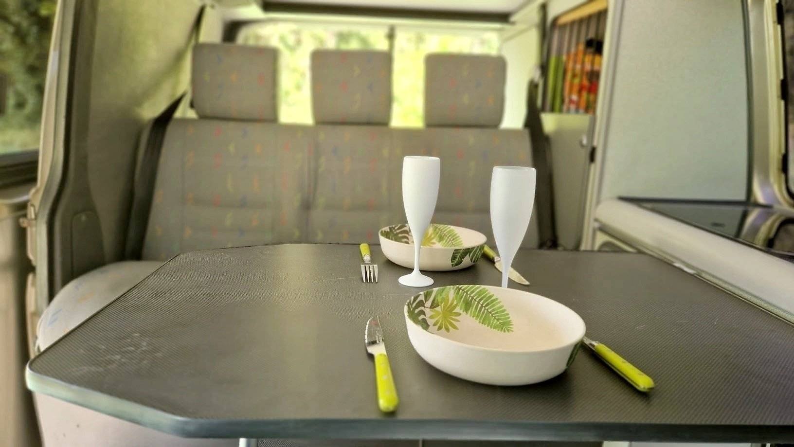 Dining Area Volkswagen Volkswagen T5 - Yescapa