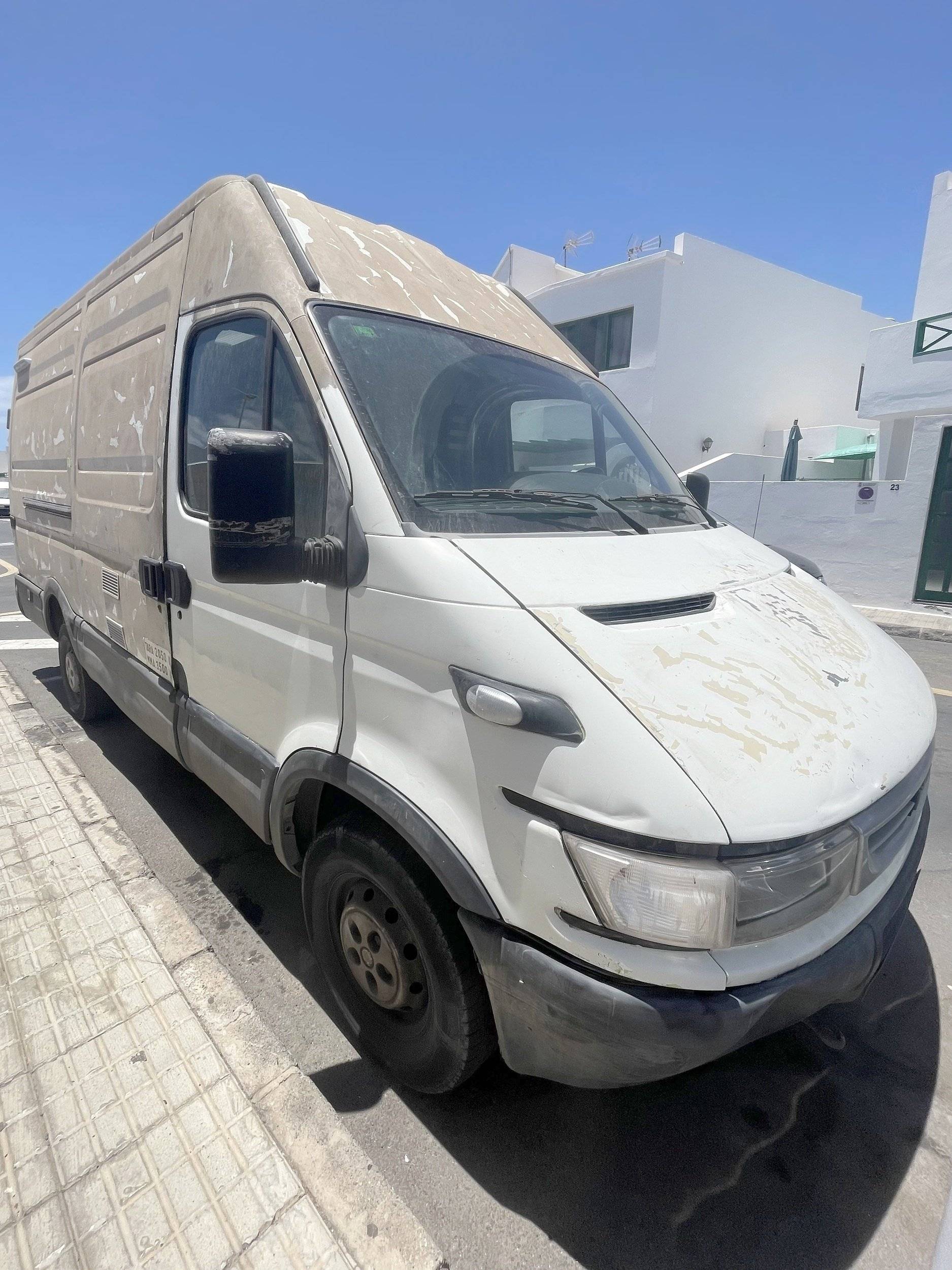 Vista frontale a ¾ Iveco Daily 2,3 l 126 ch - Yescapa