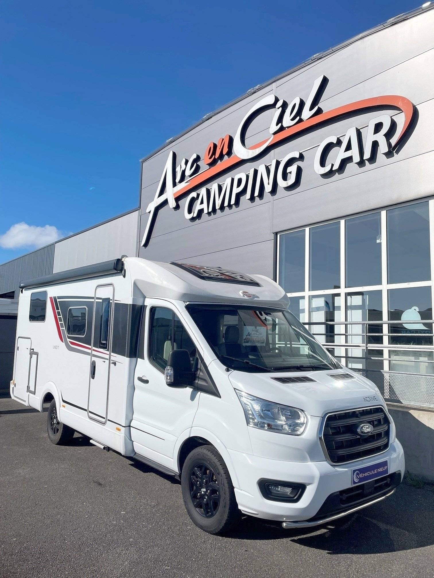 Vue avant de 3/4 Ford Transit 2,0 l 155 ch - Yescapa