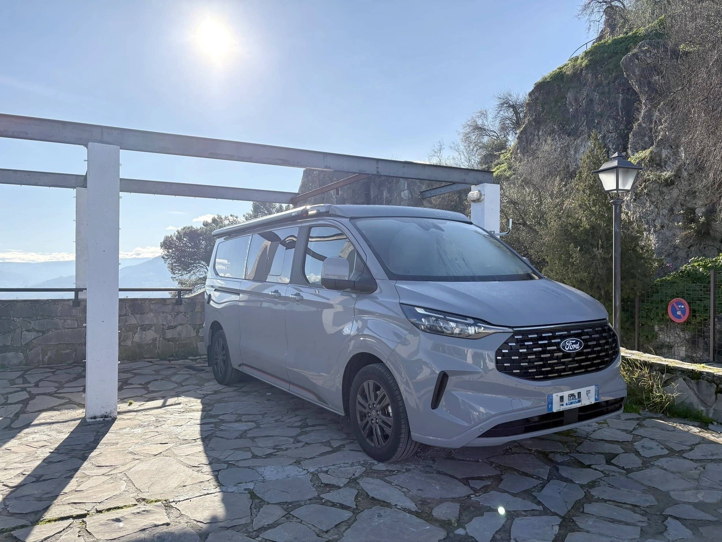 Front view from 3/4 Ford Ford Transit Custom - Yescapa