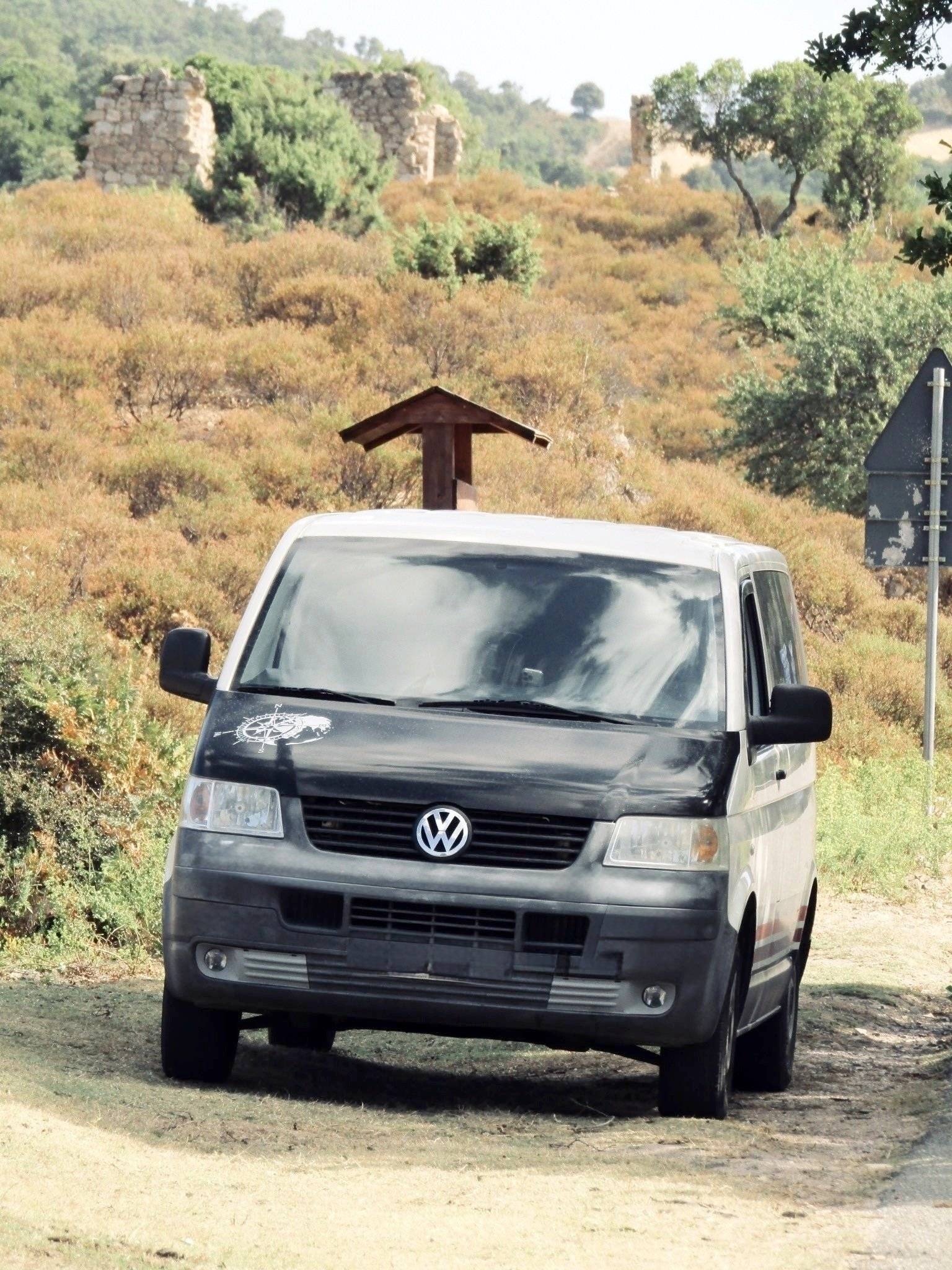 Vista frontale a ¾ Volkswagen Transporter T5 2 l 102 ch - Yescapa