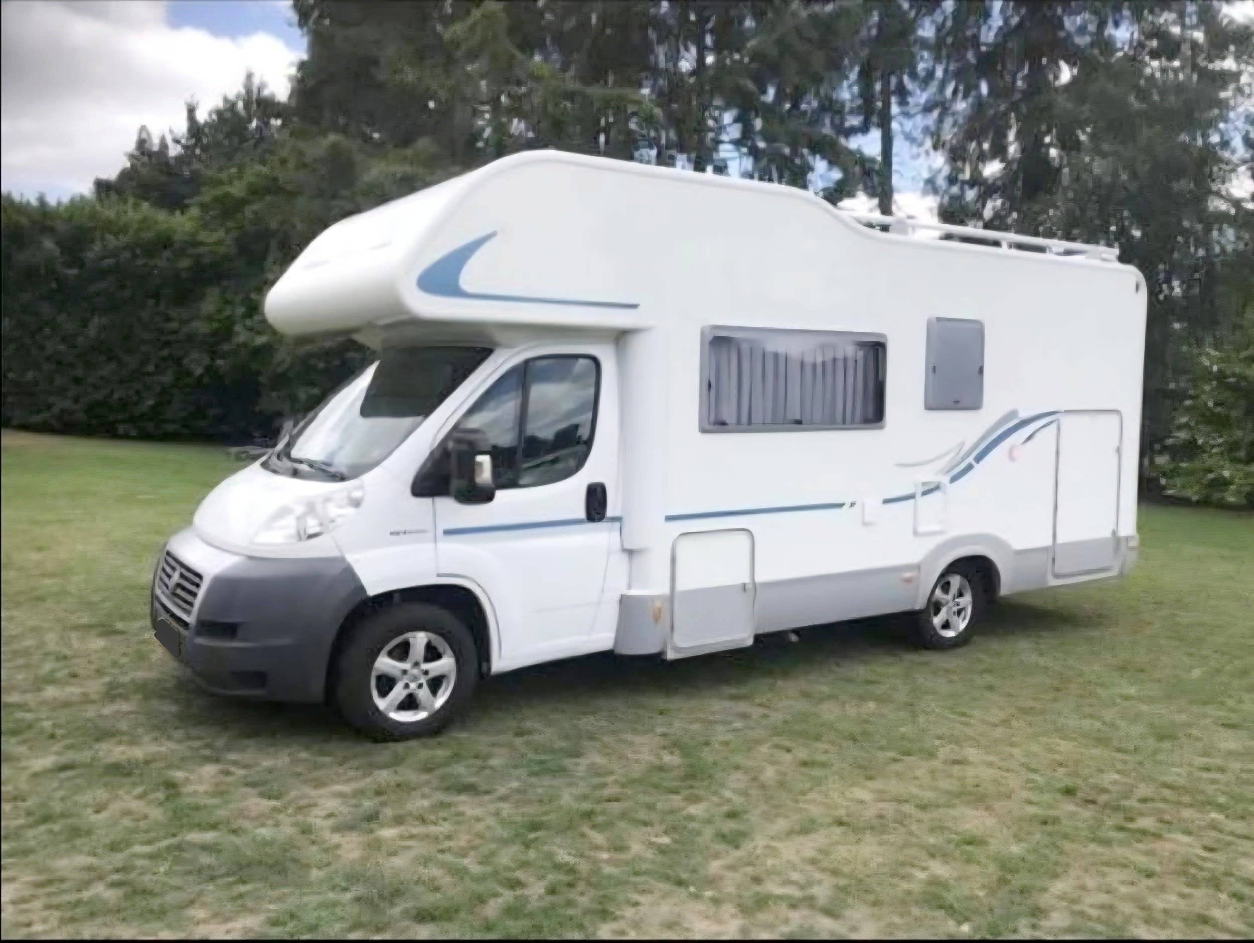 Vista del vehicle angle davanter Fiat 2,3 l 130 ch - Yescapa