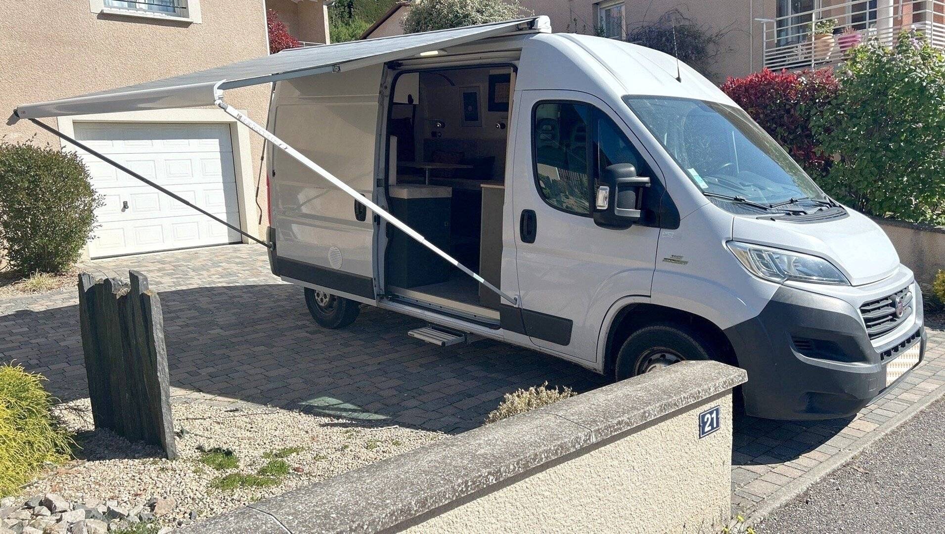 Vue avant de 3/4 Fiat Ducato 2,0 l Multijet 100 ch. - Yescapa