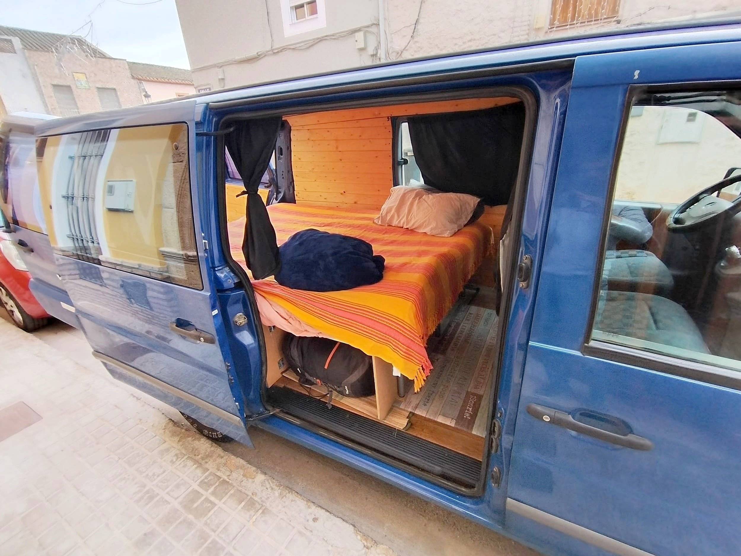 Plazas en cama Mercedes Vito 110 CDI - Yescapa