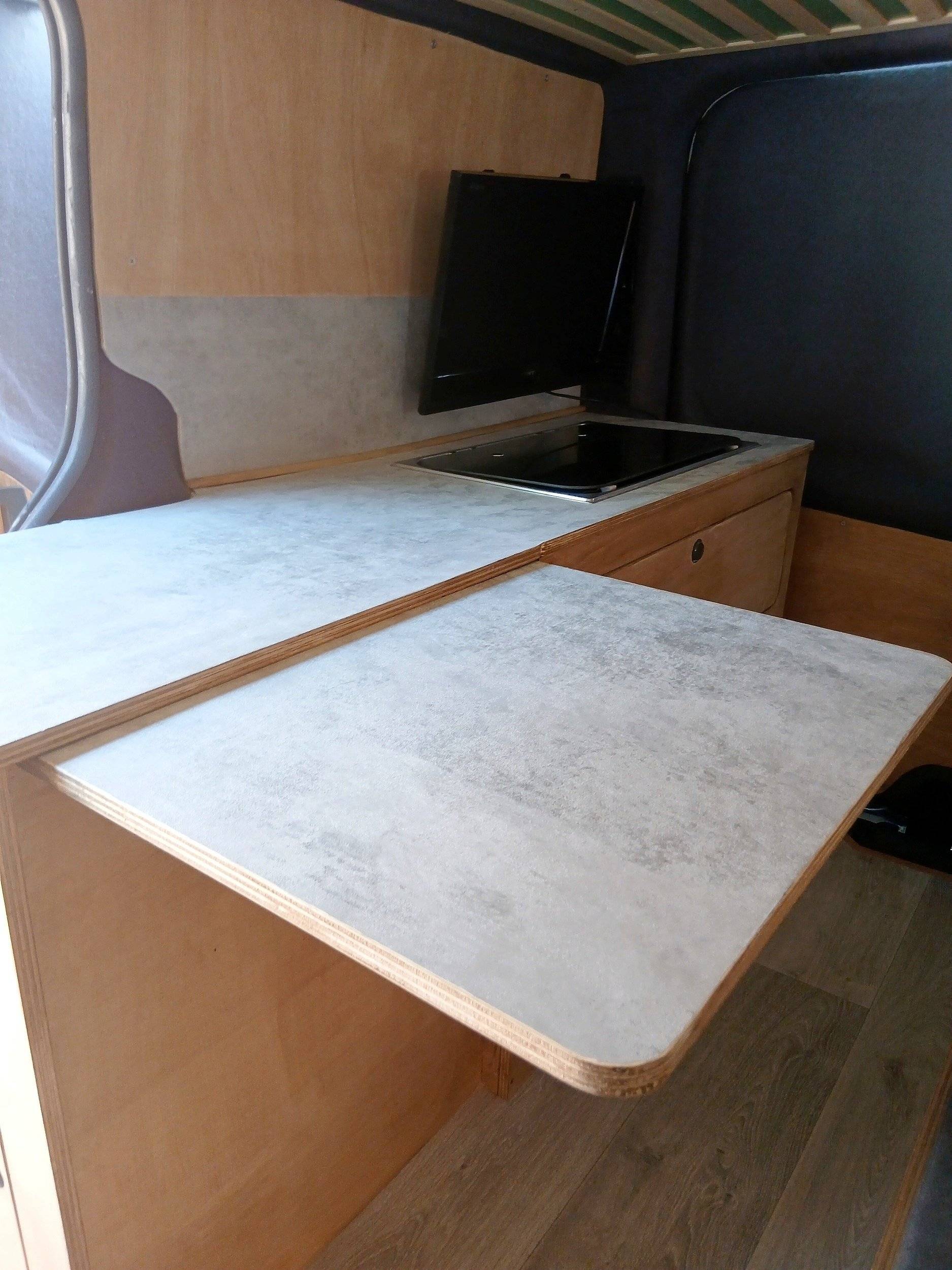 Dining Area Renault 2,0 l 90 ch - Yescapa