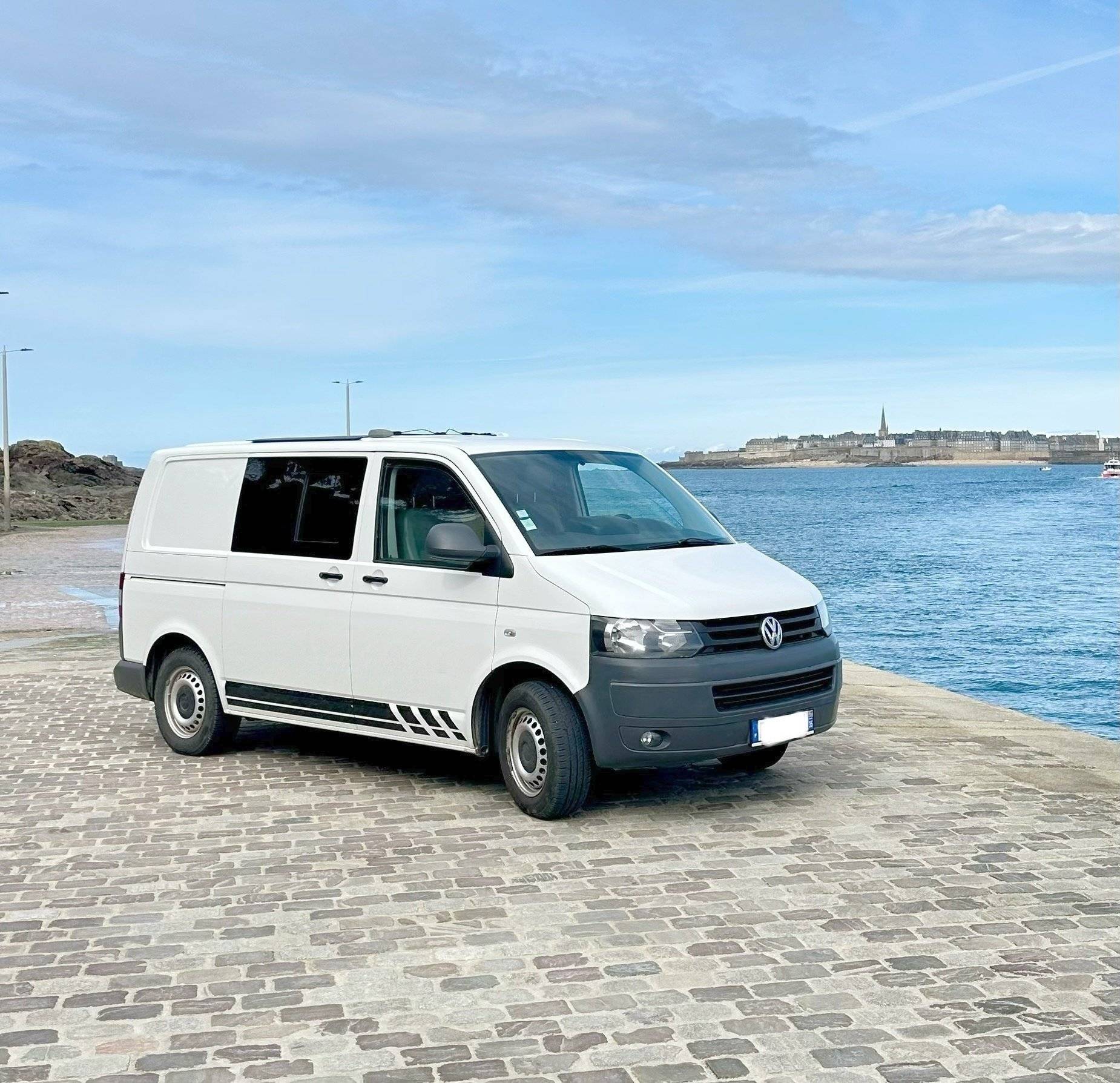 Vista frontale a ¾ Volkswagen Volkswagen Transporter - Yescapa