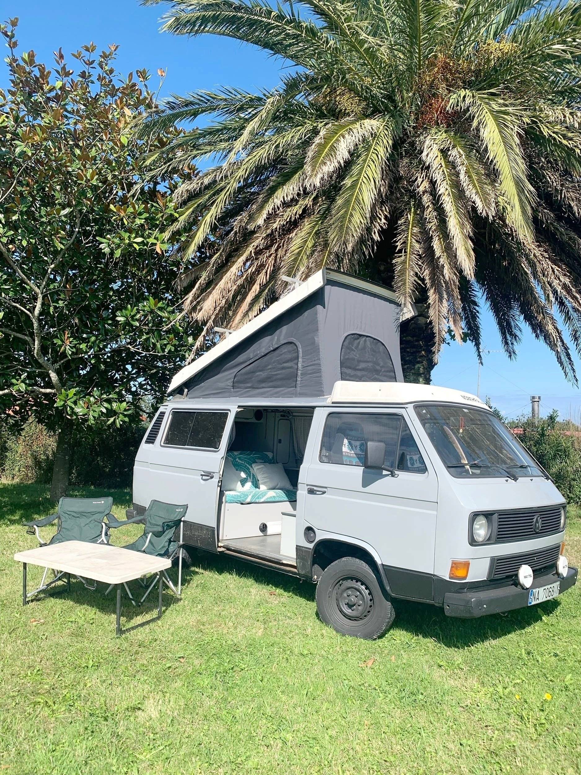 Vista frontale a ¾ Volkswagen Volkswagen Transporter - Yescapa