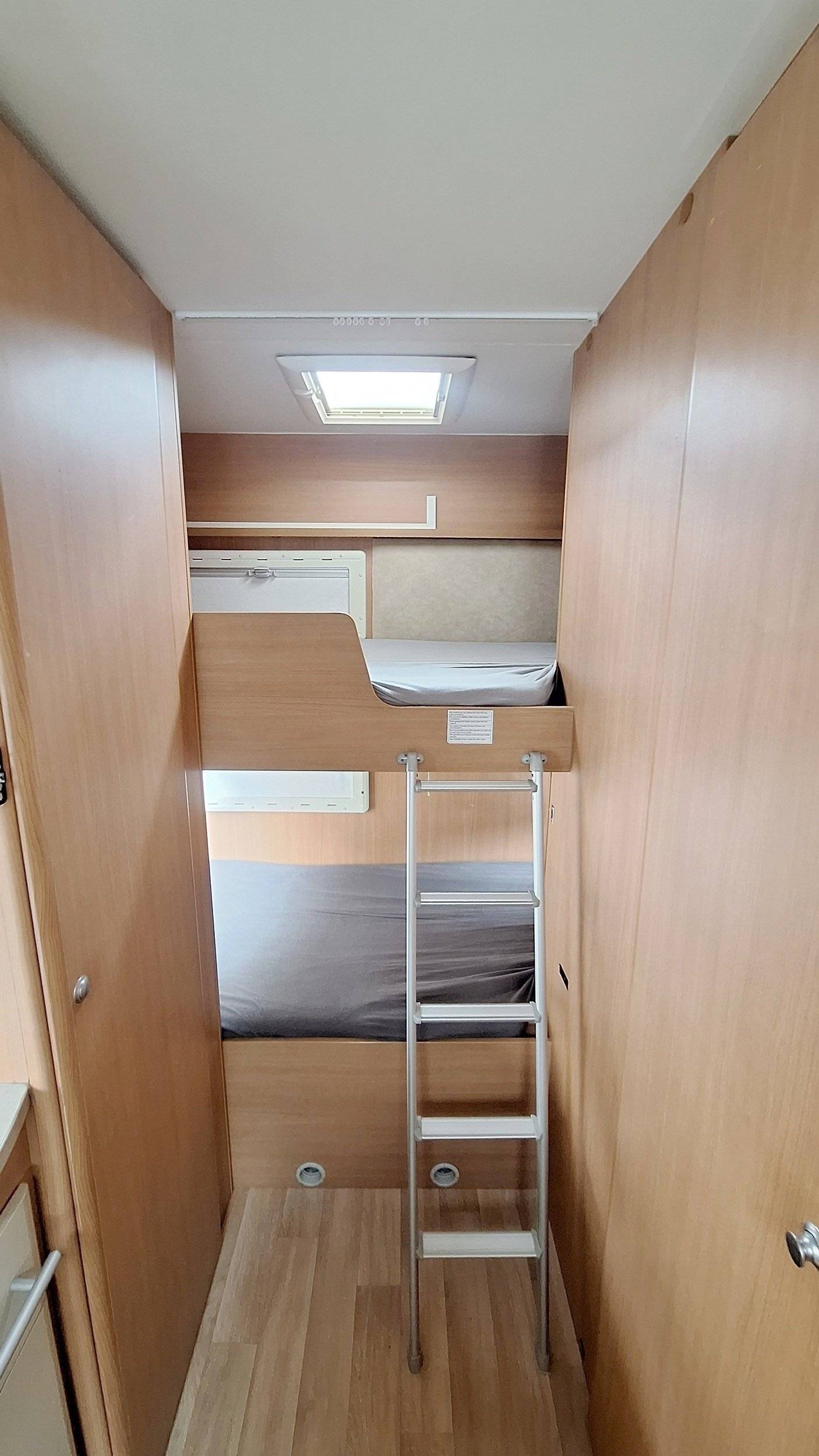Berth Ford ford transit - Yescapa