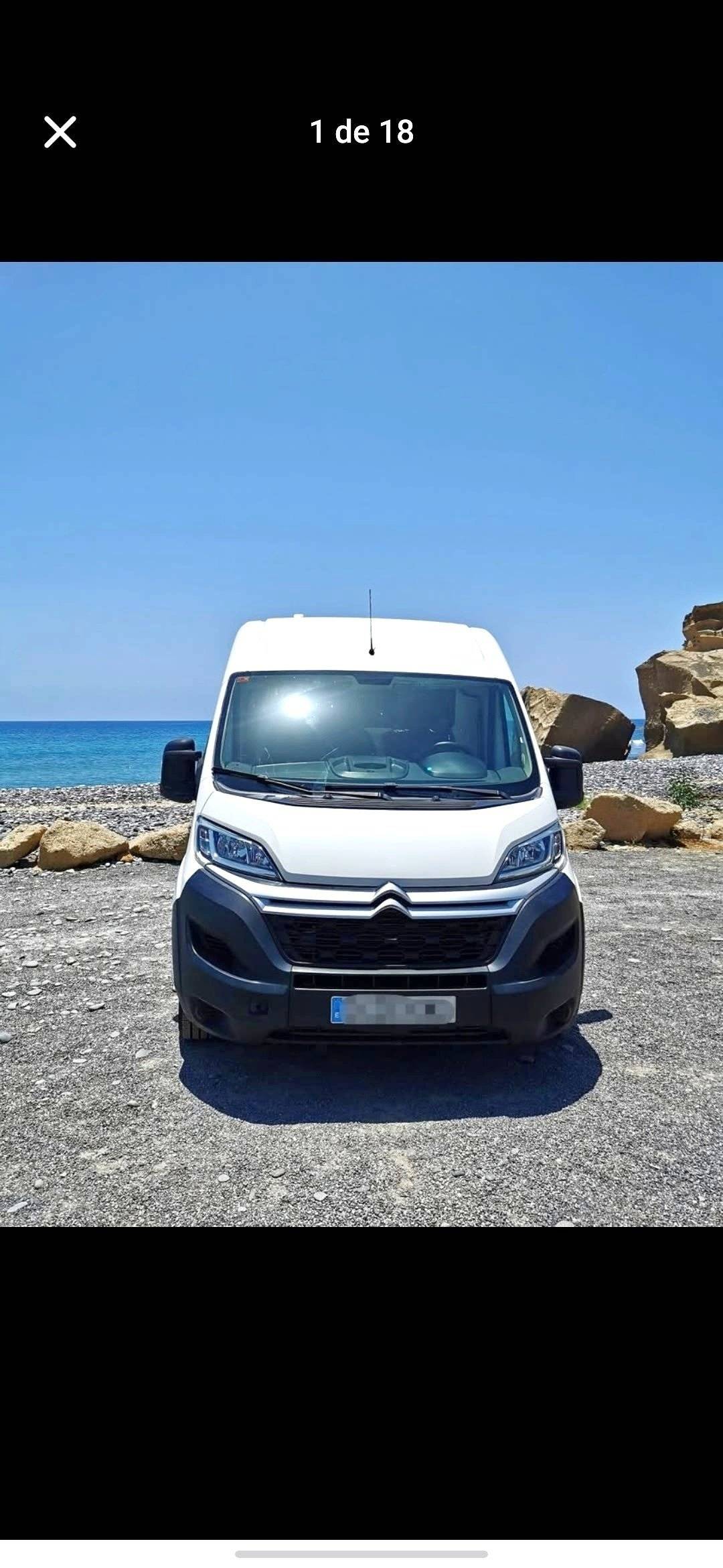 Vue avant de 3/4 Citroën Jumper BlueHDI 130 - Yescapa