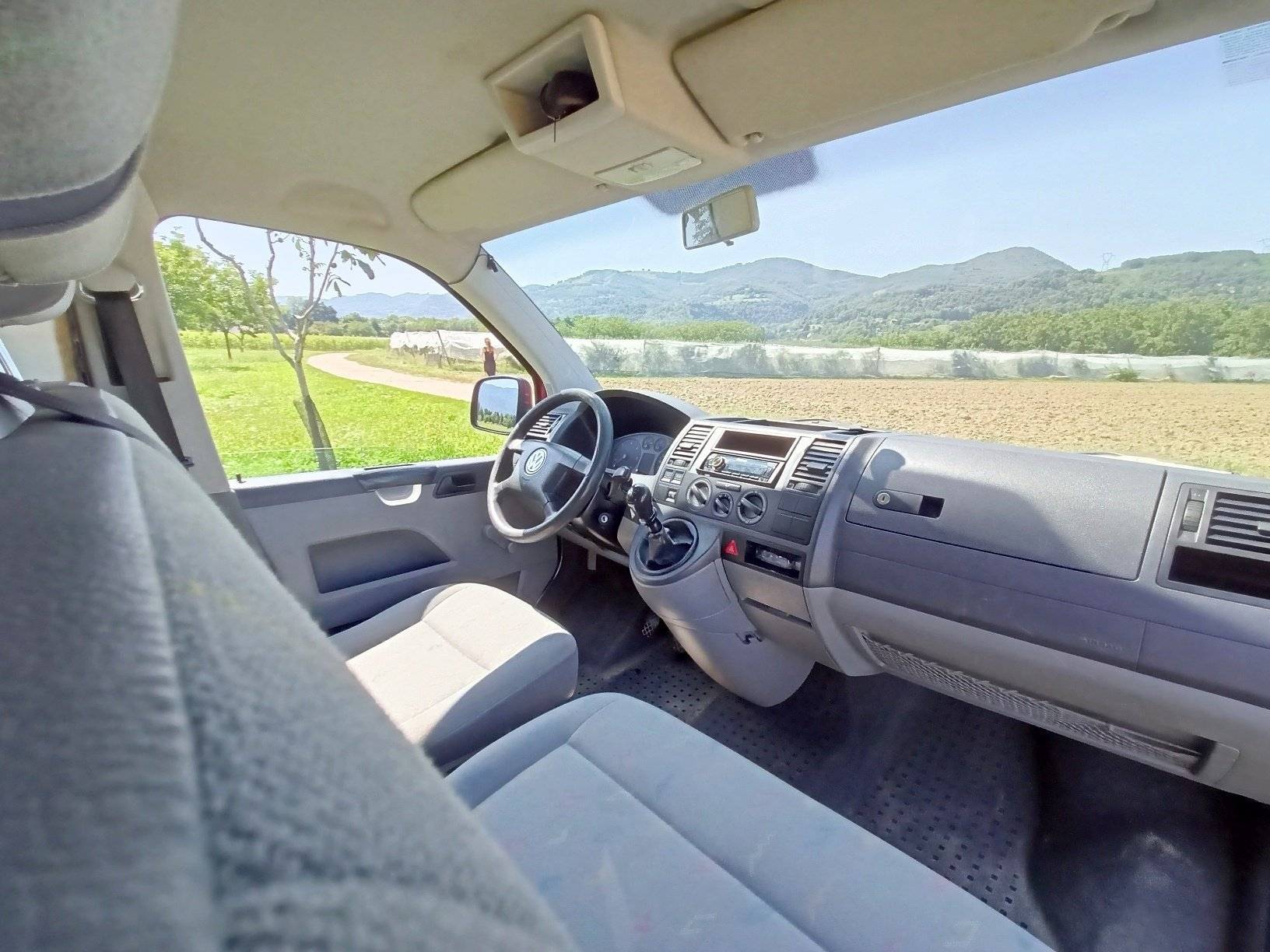 Fahrerbereich Volkswagen Transporter T5 - Yescapa