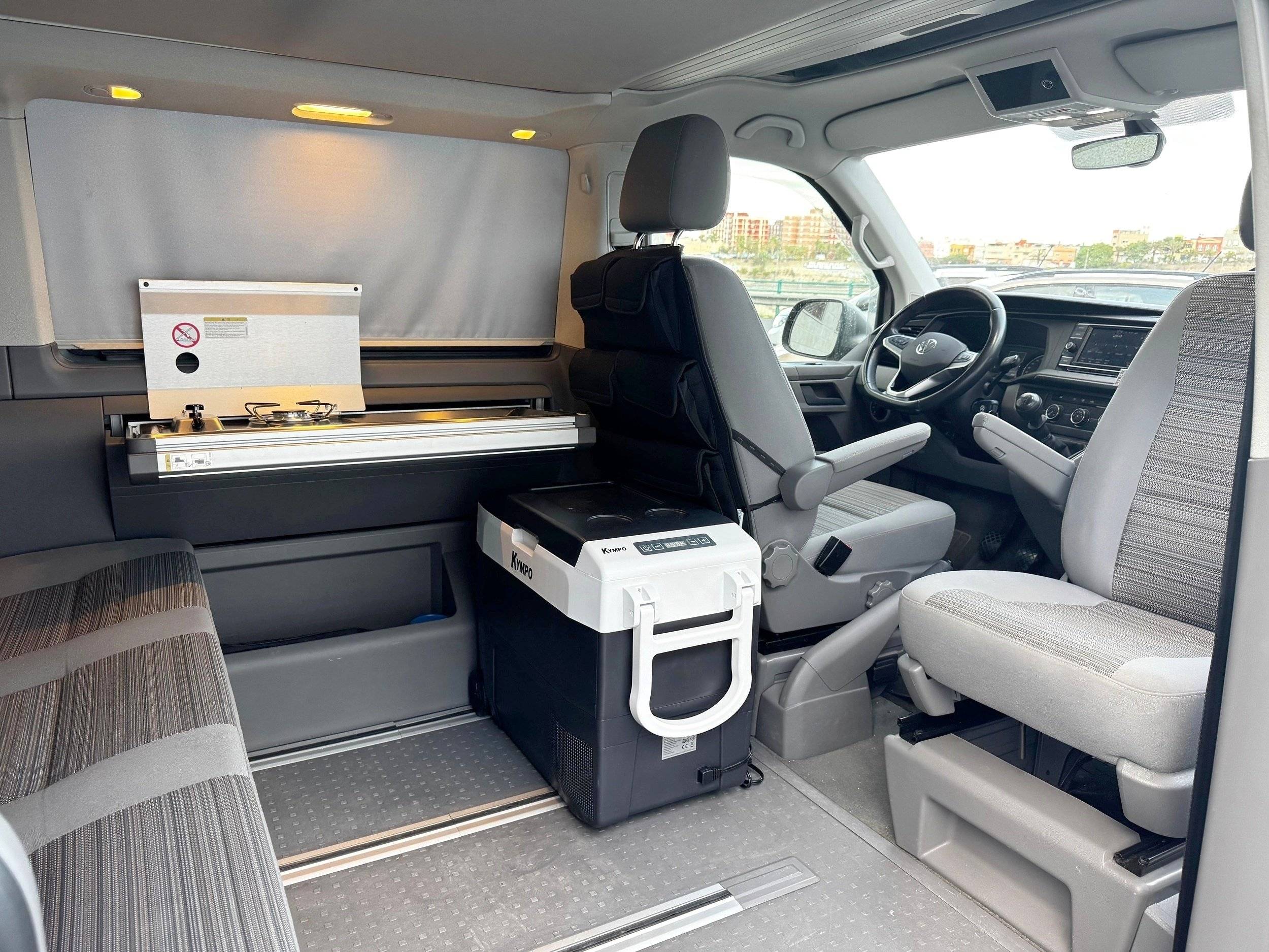 Dining Area Volkswagen - Yescapa
