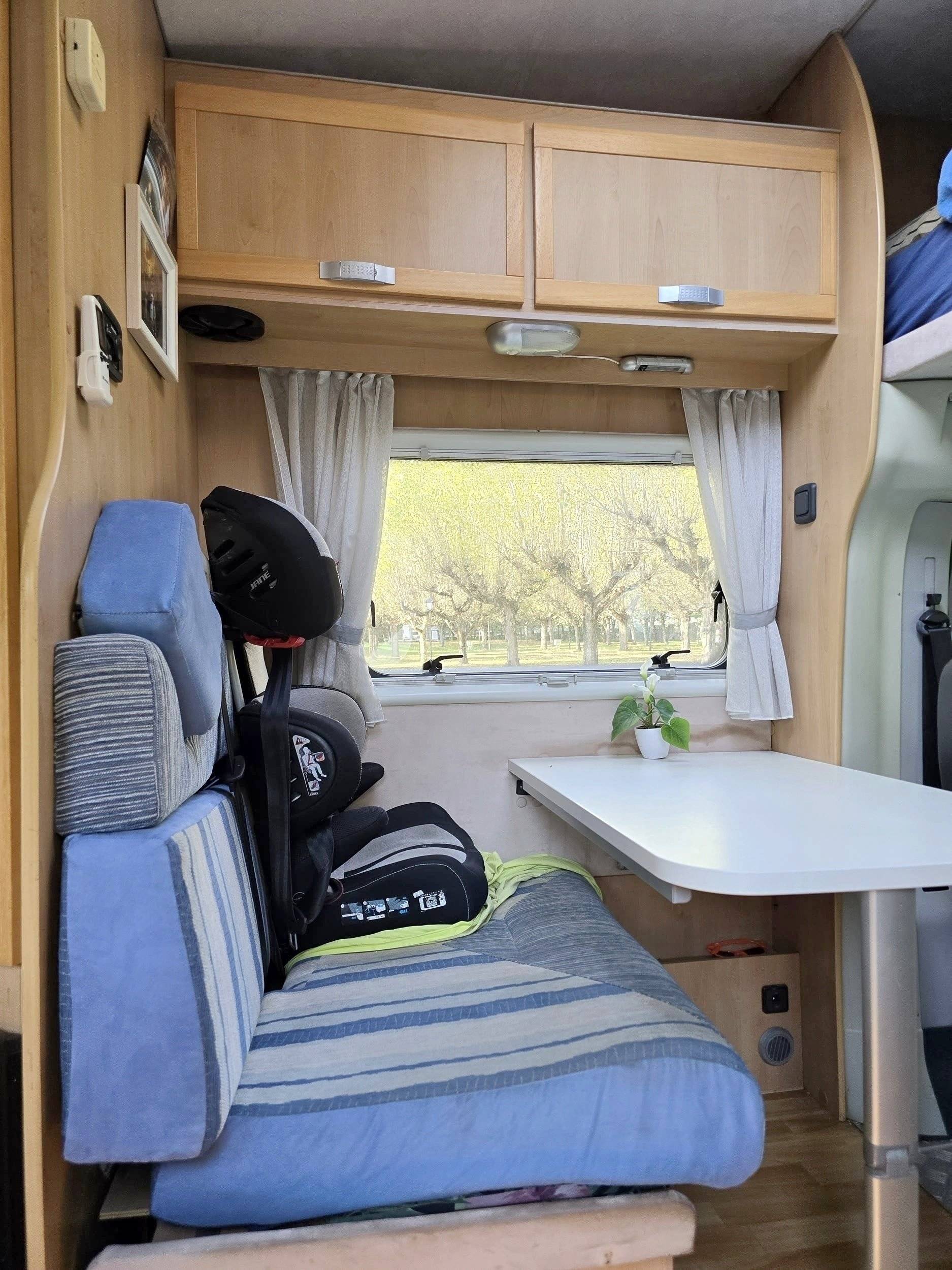 Dinette Fiat Ducato 2,2 l 100 ch - Yescapa