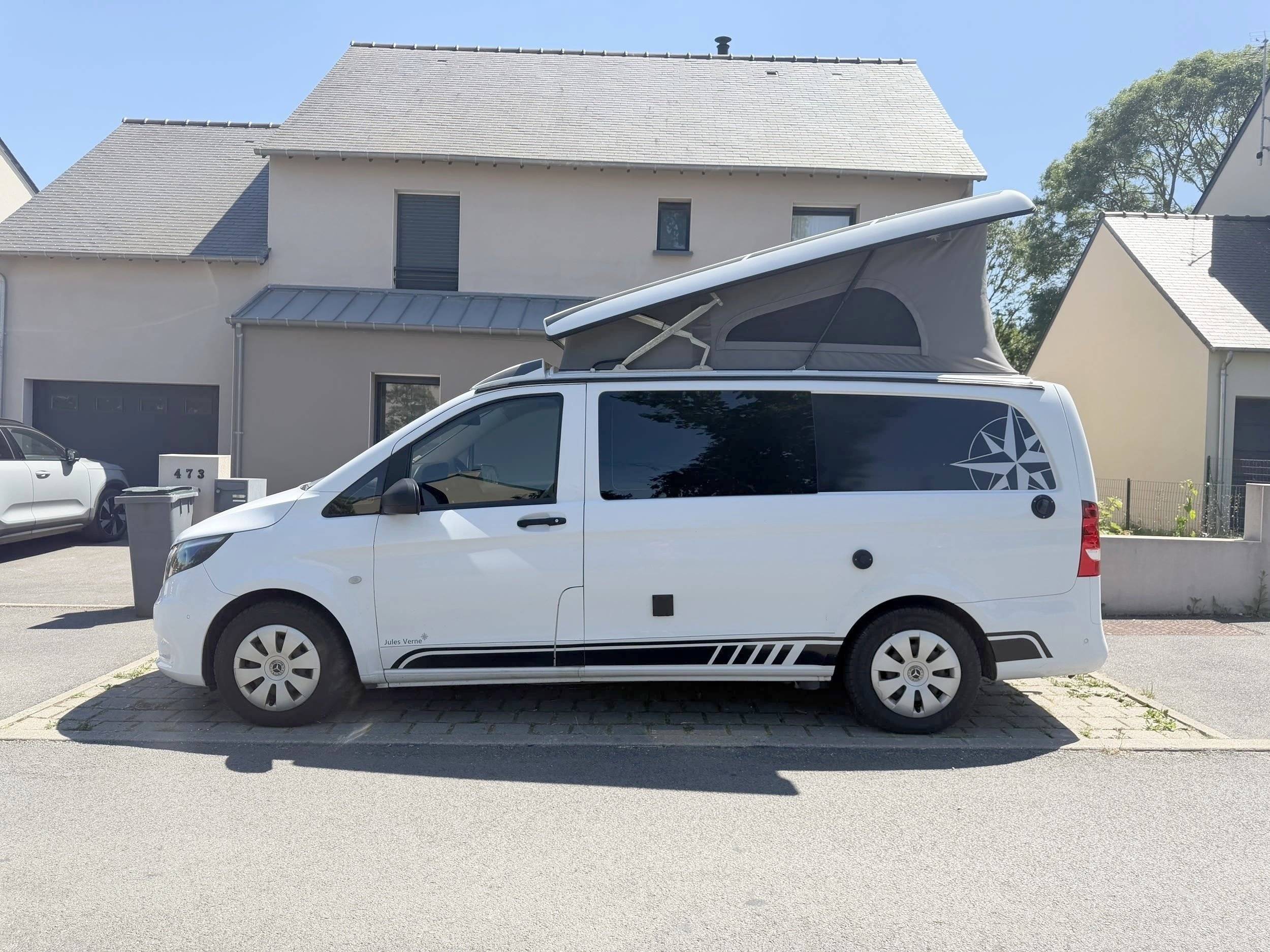 Vista del vehicle angle davanter Mercedes - Yescapa