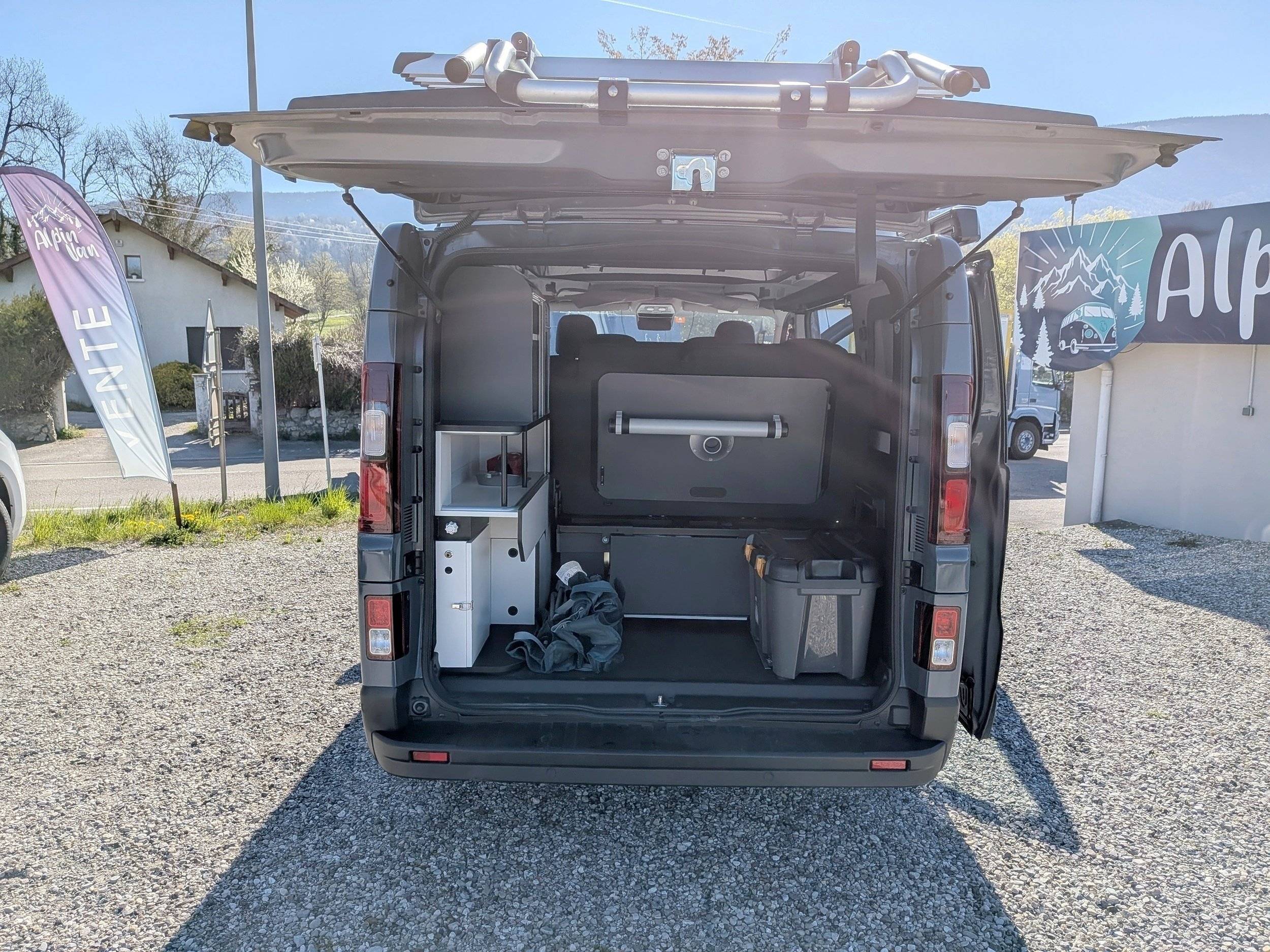 Couchages Renault Trafic 1,6 l 145 ch - Yescapa