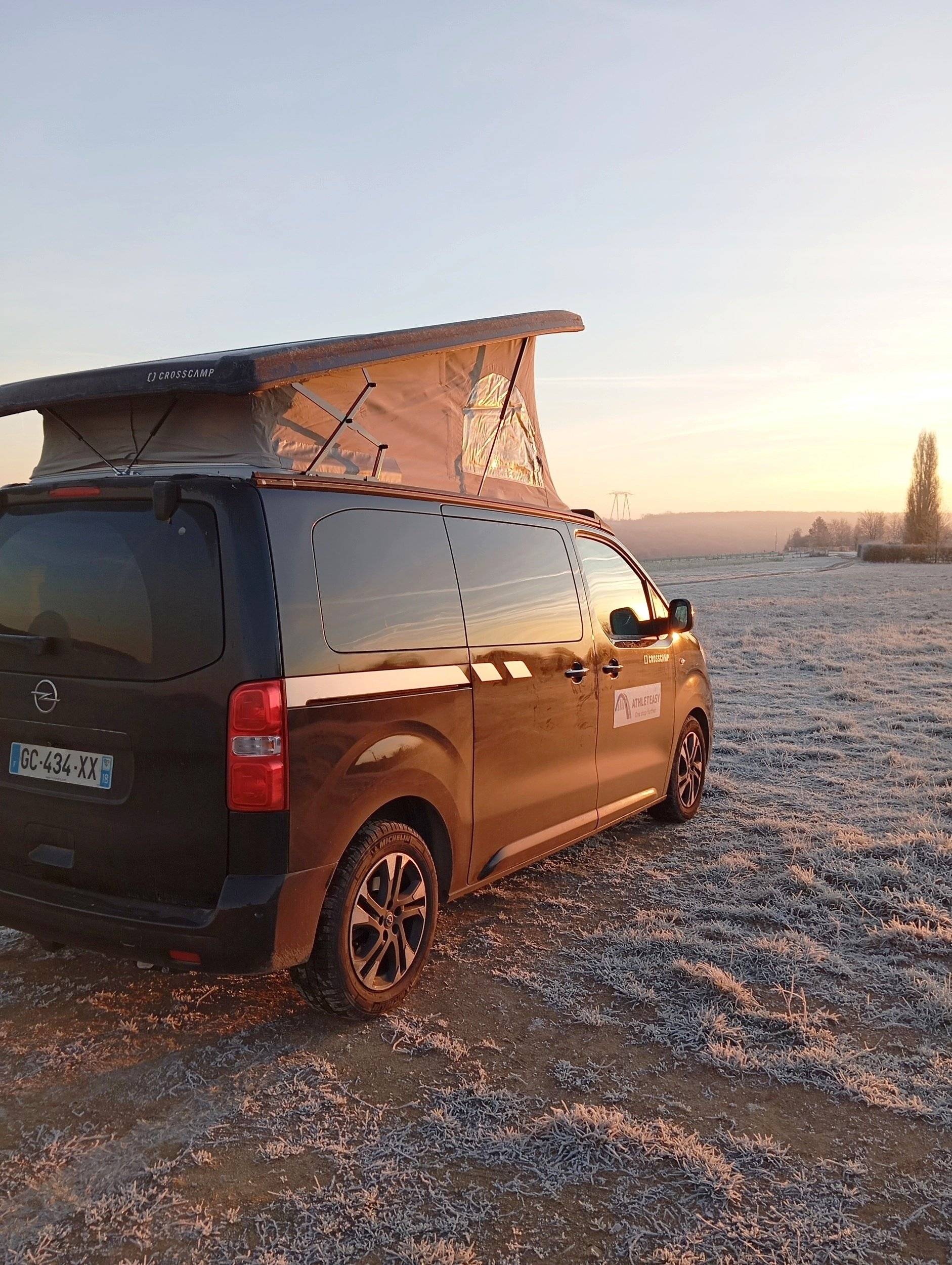 Vista de trás Opel ZAFIRA LIFE - Yescapa