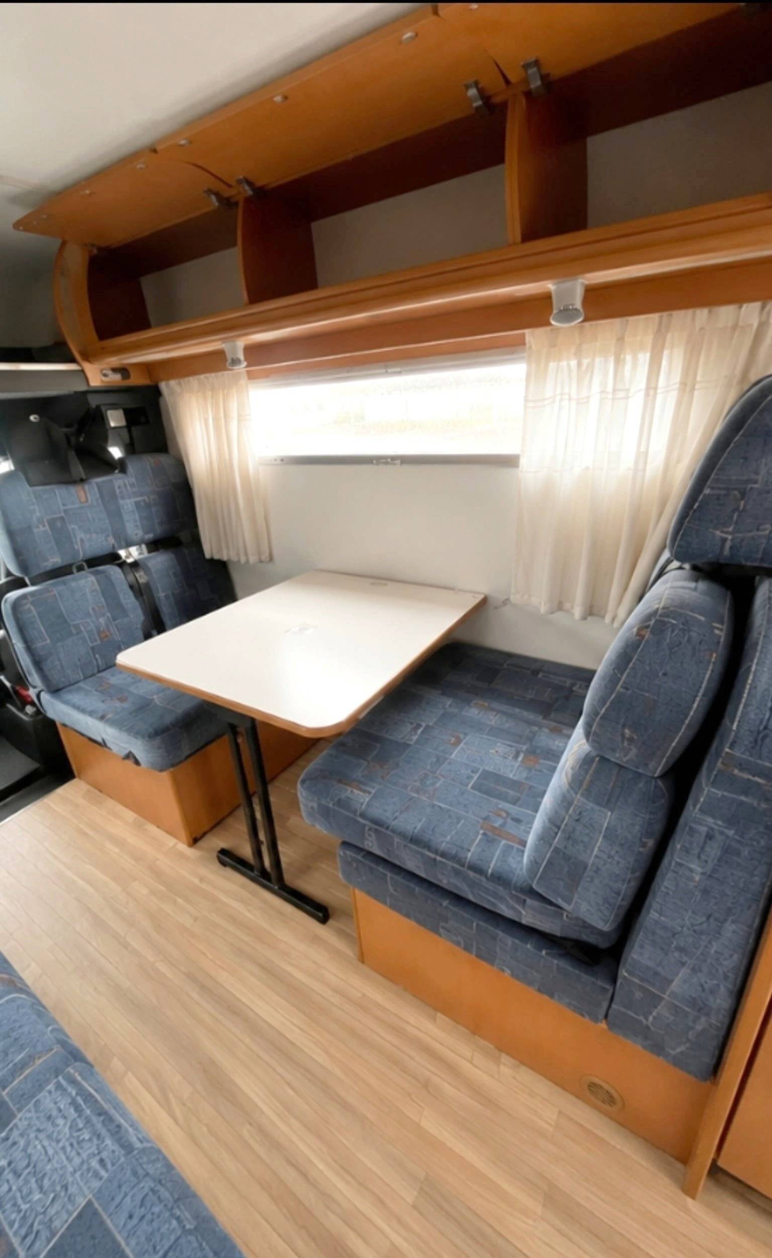 Dining Area Fiat Ducato 2.8 JTD - Yescapa