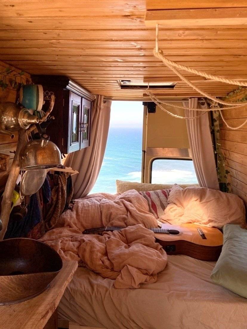 Vue avant de 3/4 Ford Transit 100L - Yescapa