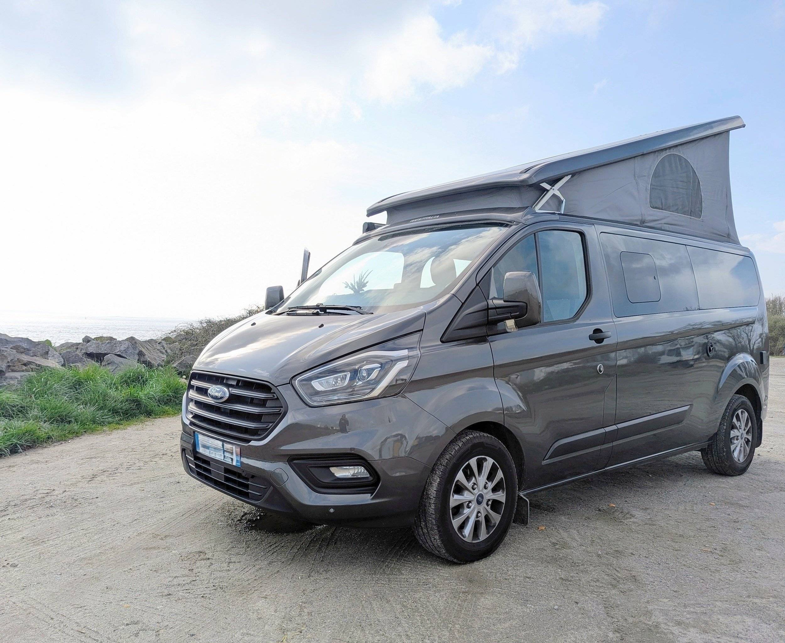 schräge Vorderansicht Ford Nuggest Plus - Yescapa