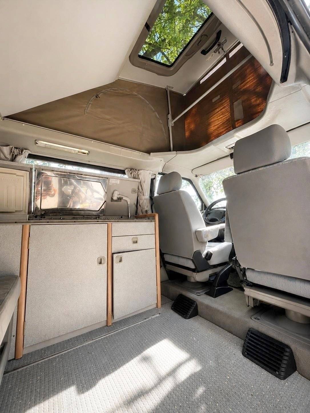 Eethoek Volkswagen California T4 2.5 TDI 102cv - Yescapa