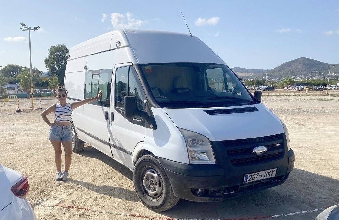 schräge Vorderansicht Ford Transit - Yescapa