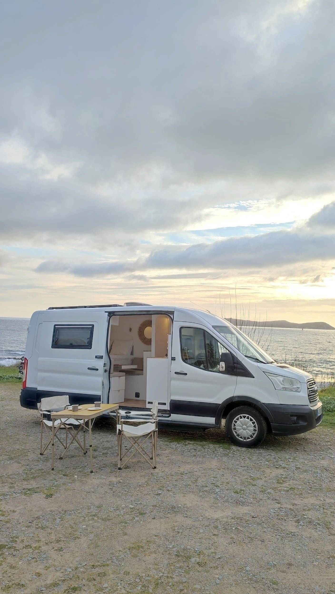 schräge Vorderansicht Ford Transit - Yescapa