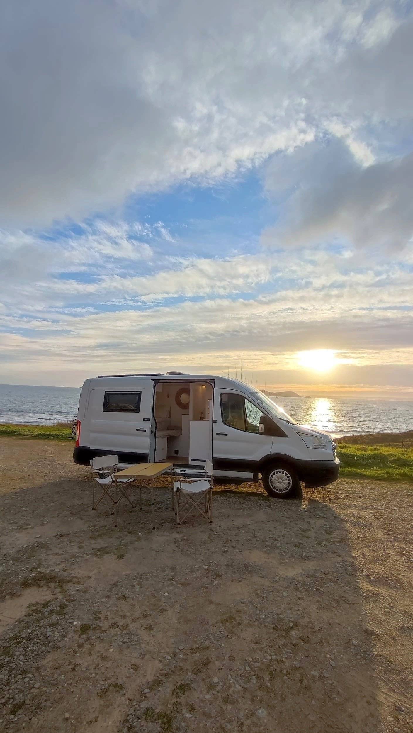 Vista frontale a ¾ Ford Transit - Yescapa