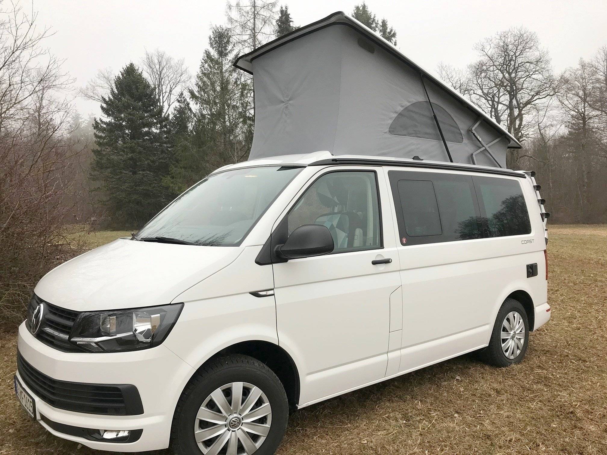 Vue avant de 3/4 Volkswagen VOLKSWAGEN CALIFORNIA - Yescapa