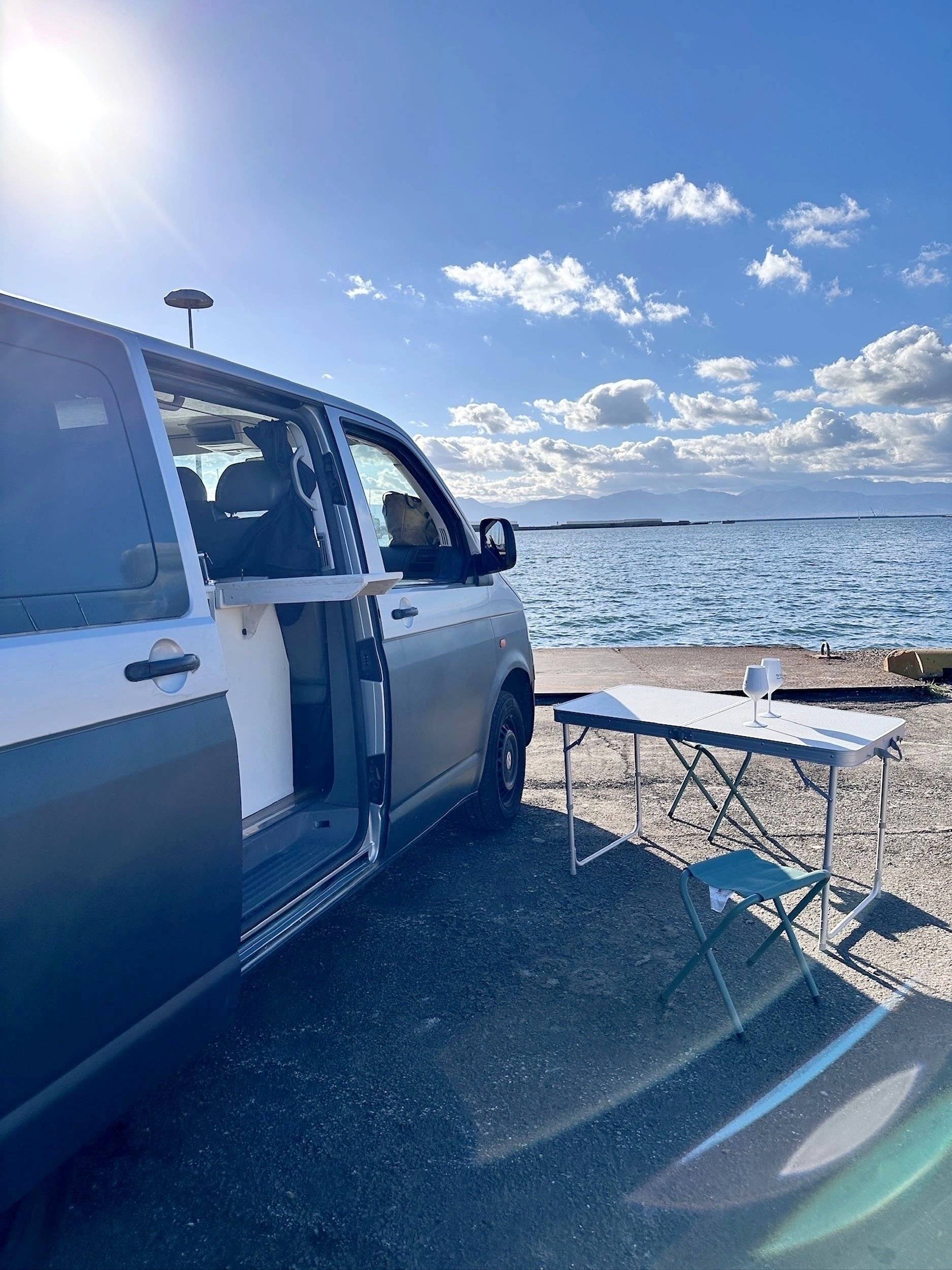 Dining Area Volkswagen T5 1,9 l 102 ch - Yescapa