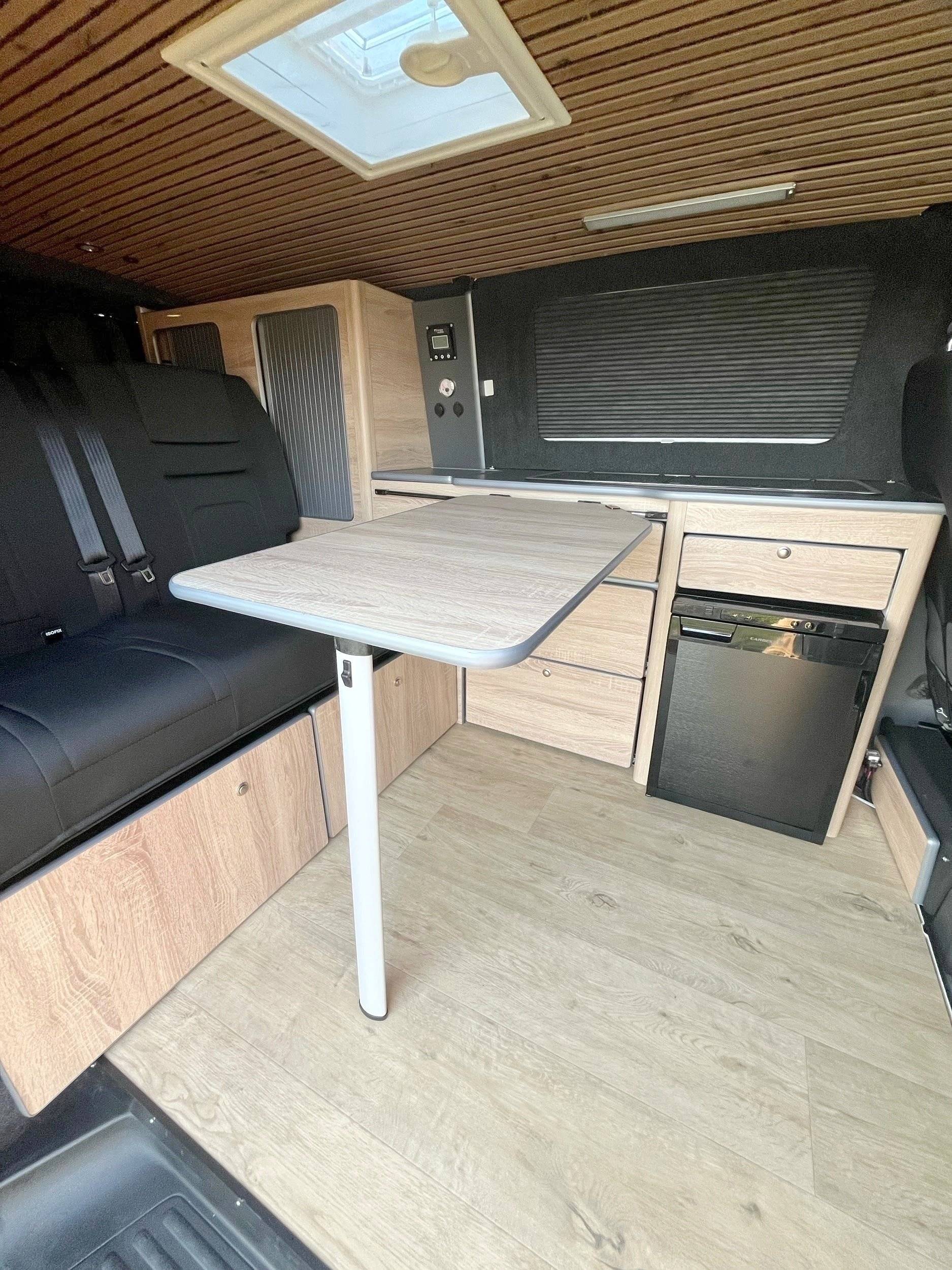 Dining Area Volkswagen California T5 140 CH 2.0 TDI - Yescapa