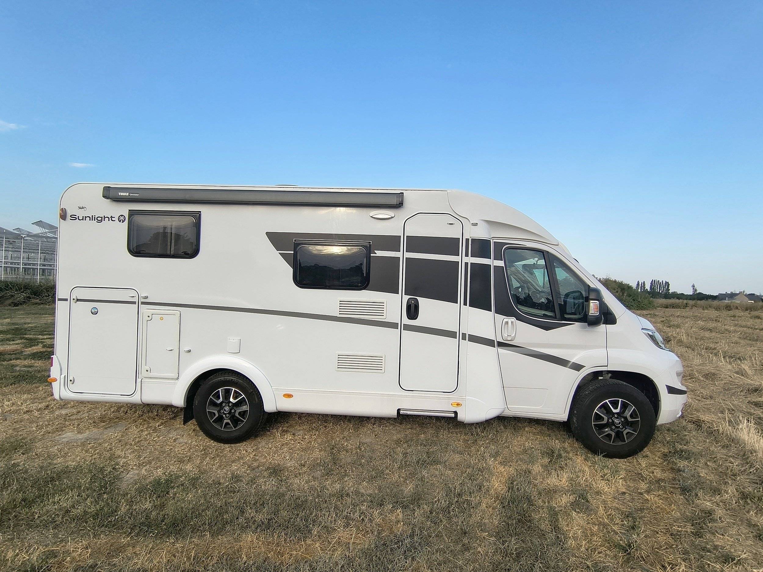 Front view from 3/4 Citroën 2.2L 140CV - Yescapa