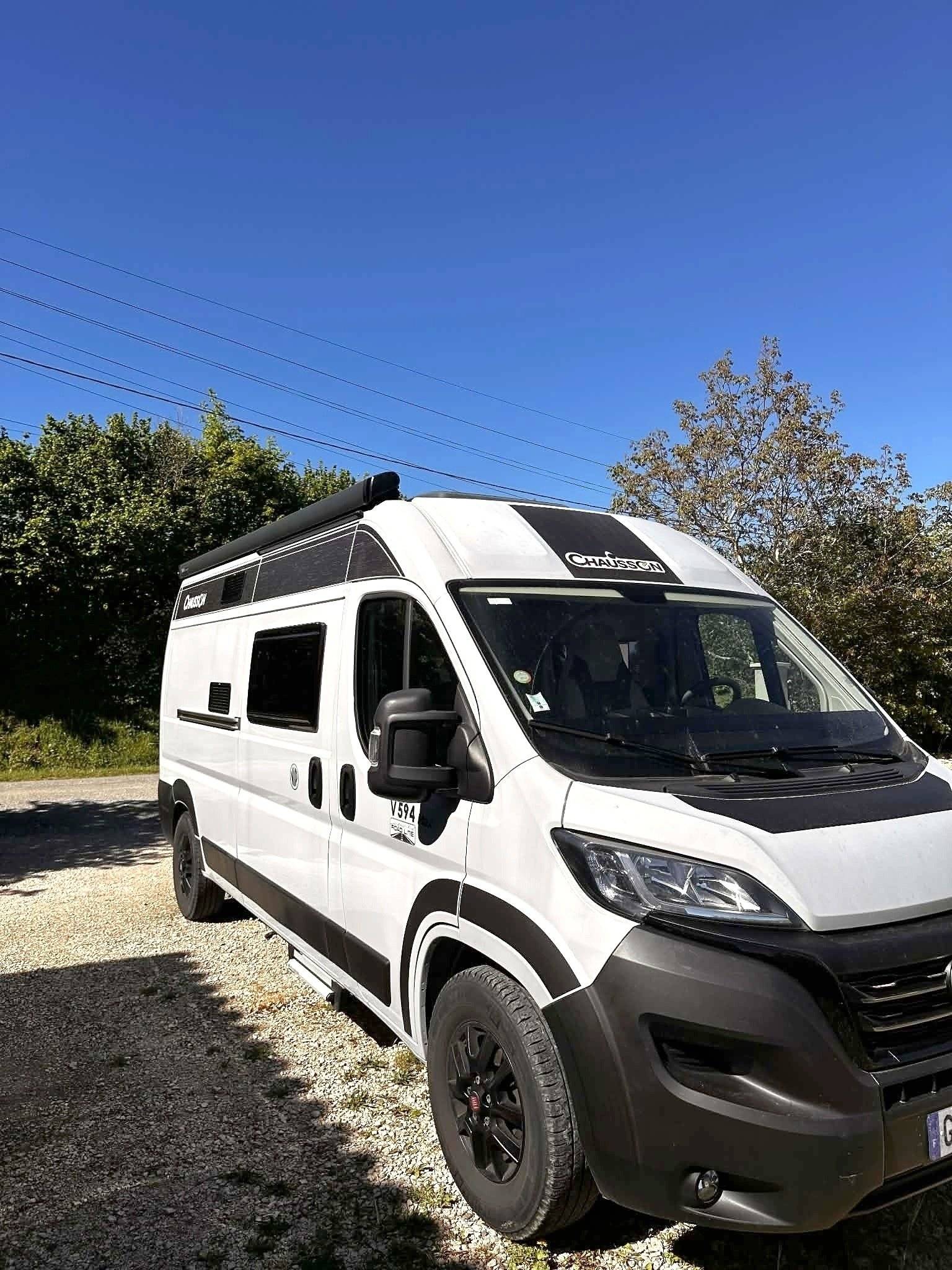 schräge Vorderansicht Fiat - Yescapa