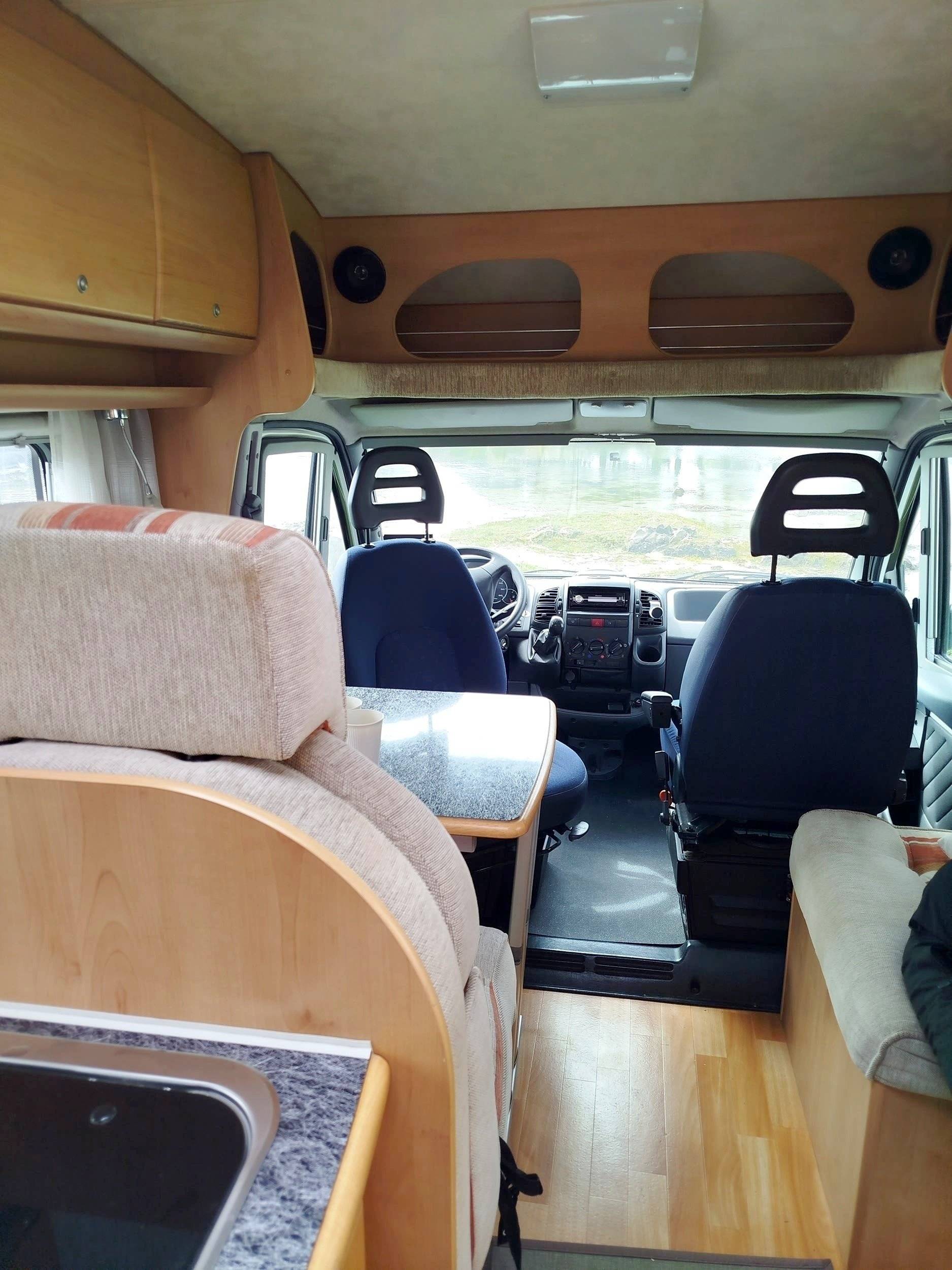 Dining Area Fiat Ducato 2.8 130 cv - Yescapa