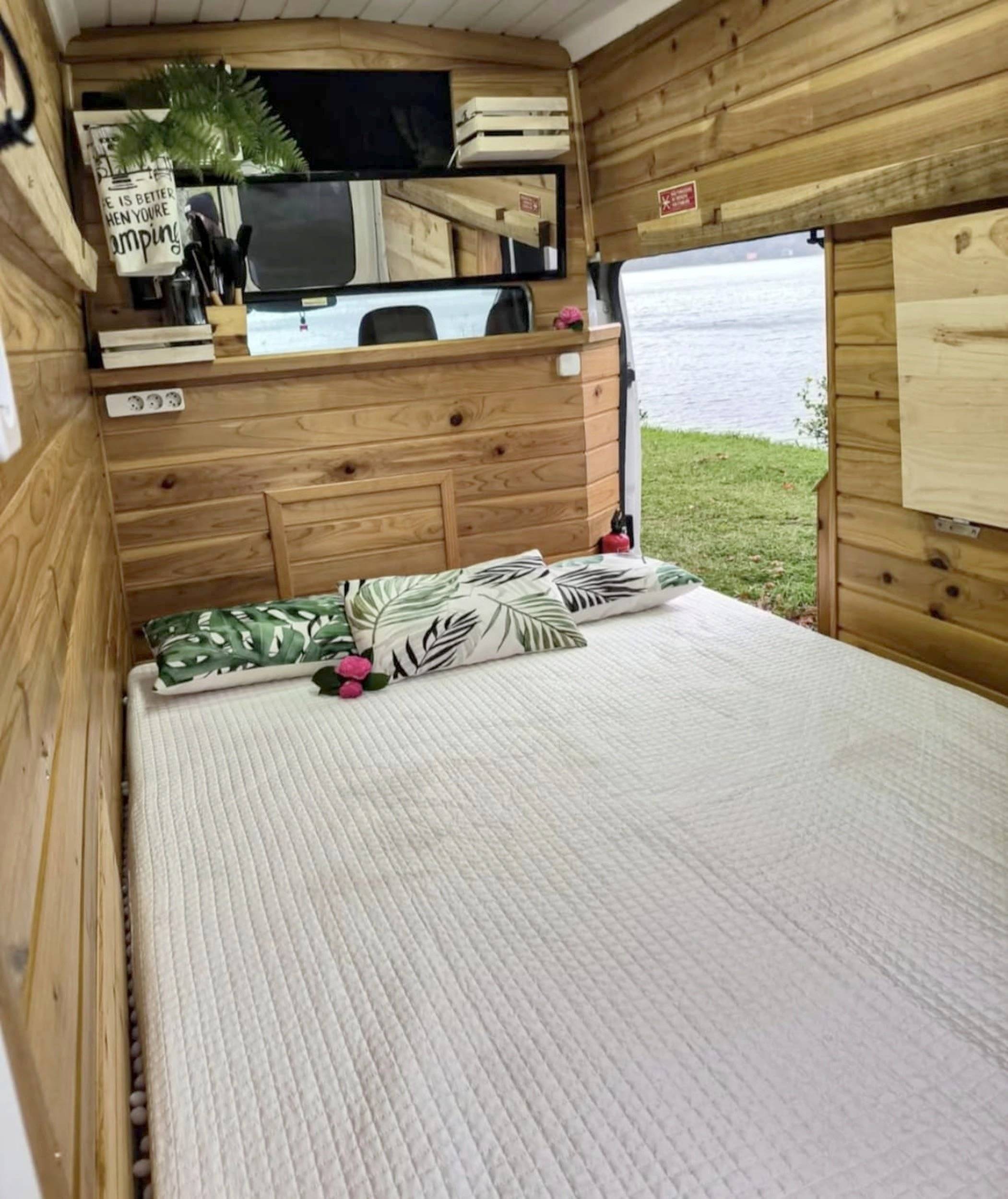 Berth Nissan Primastar - Yescapa