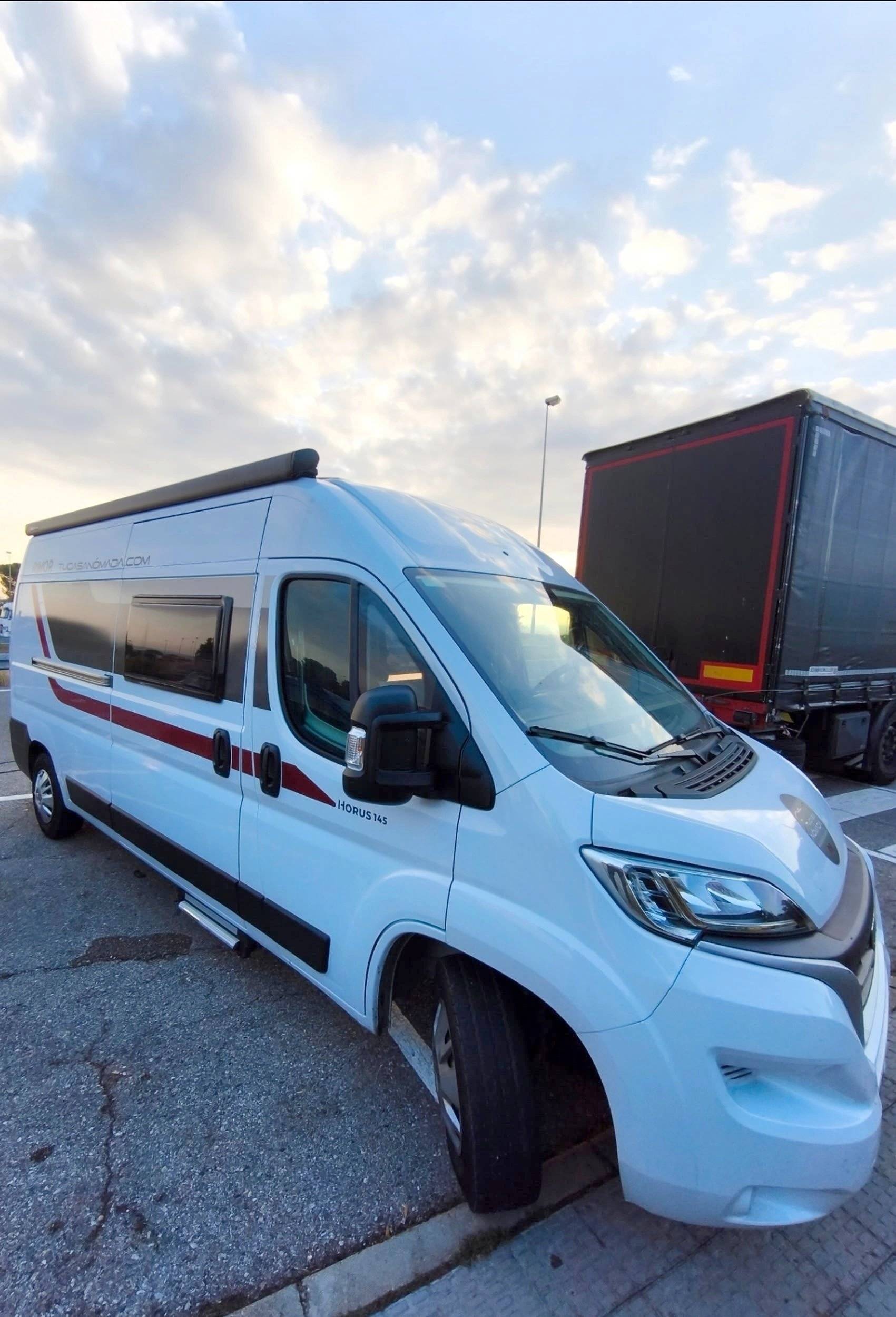 Vista del vehicle angle davanter Fiat DUCATO 2.3 140HP - Yescapa