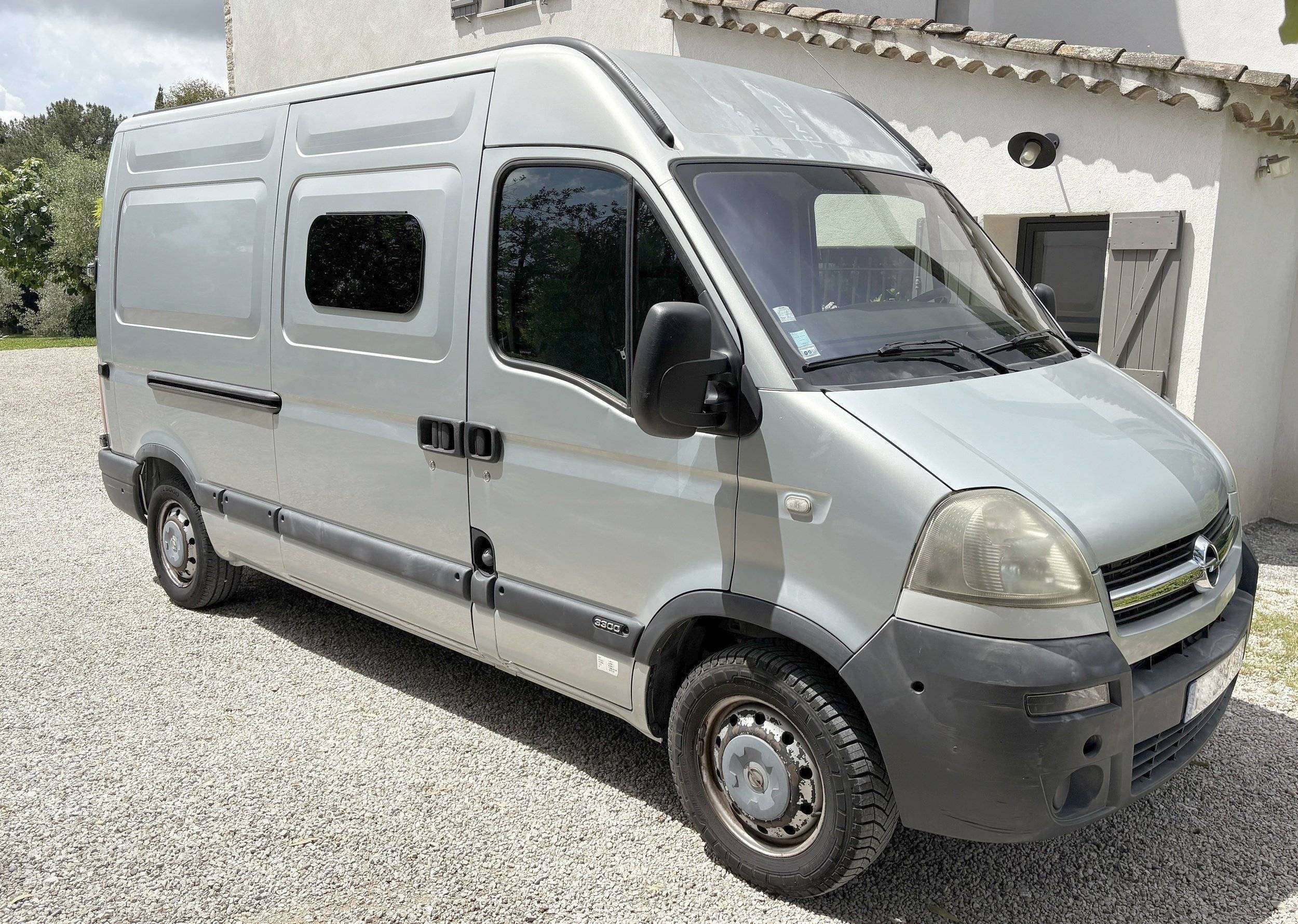 schräge Vorderansicht Opel OPEL Movano L2H2 - Yescapa