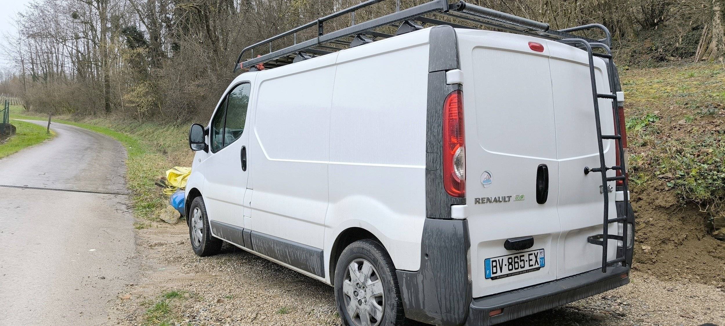 Voorkant 3/4 Renault trafic - Yescapa
