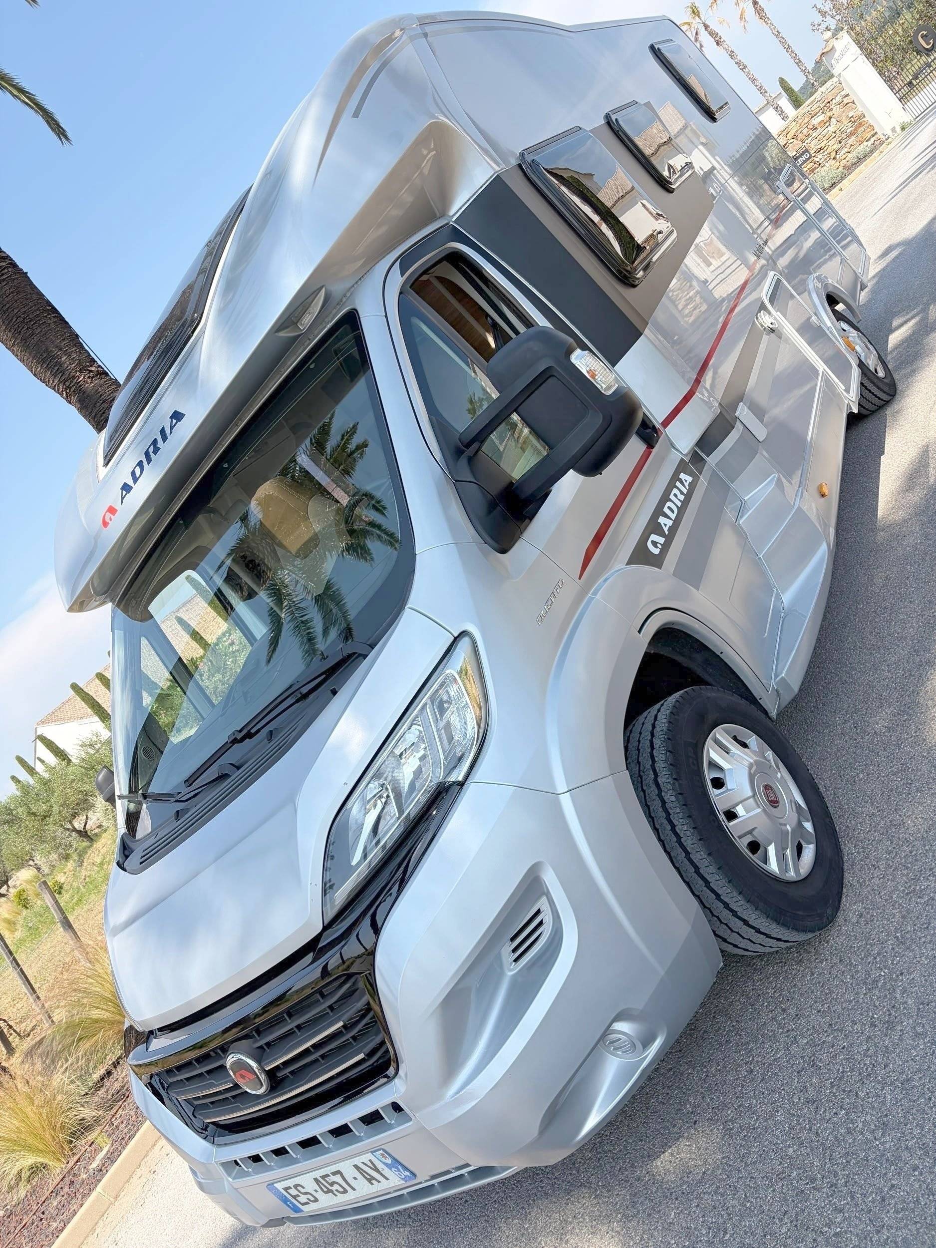 Vista de 3/4 Fiat 2,3 l 130 ch - Yescapa