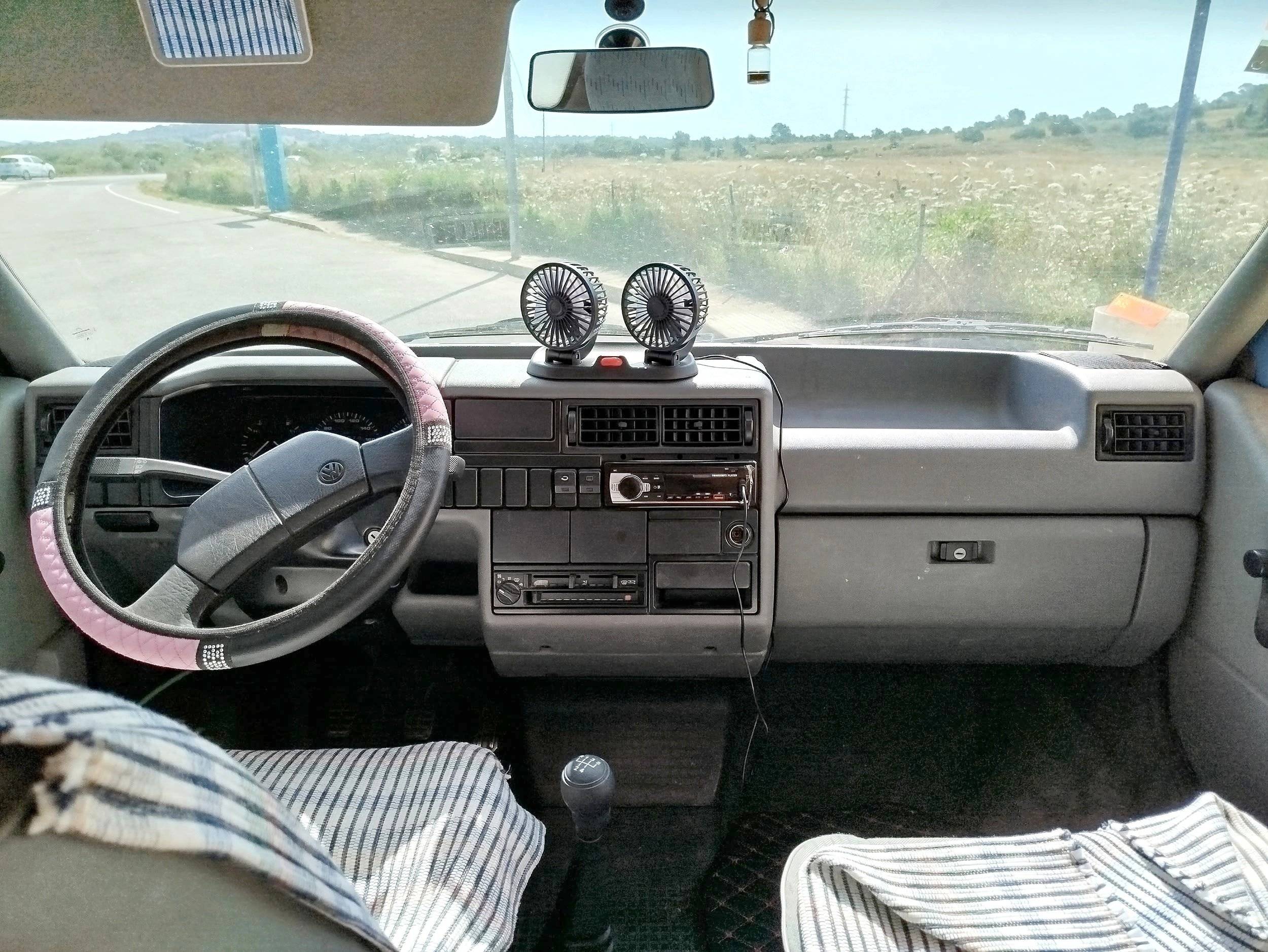 Cabina de condução Volkswagen Transporter 1.9 TDI - Yescapa