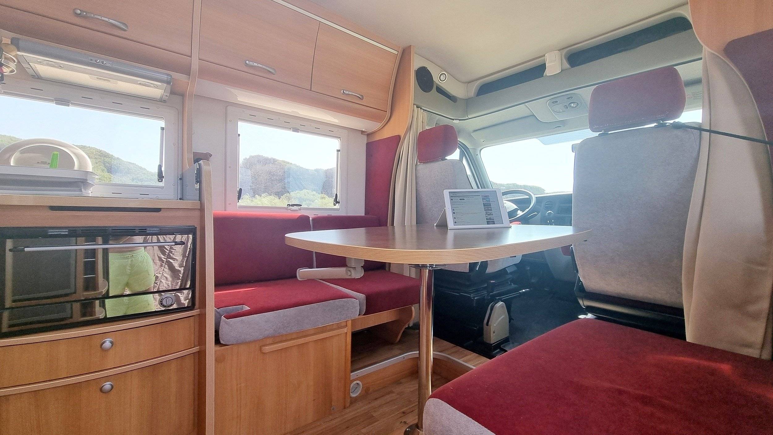 Dining Area Renault Master 2,3 l 150 ch - Yescapa