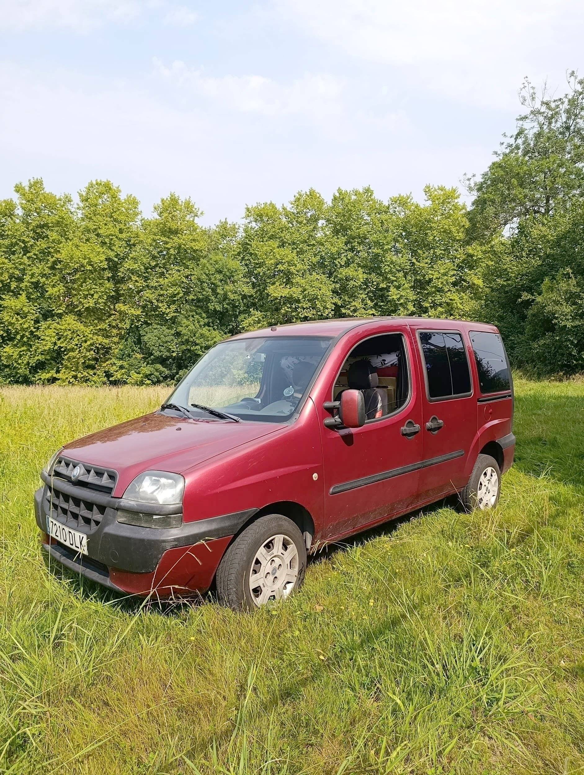 Front view from 3/4 Fiat Fiat Doblo - Yescapa