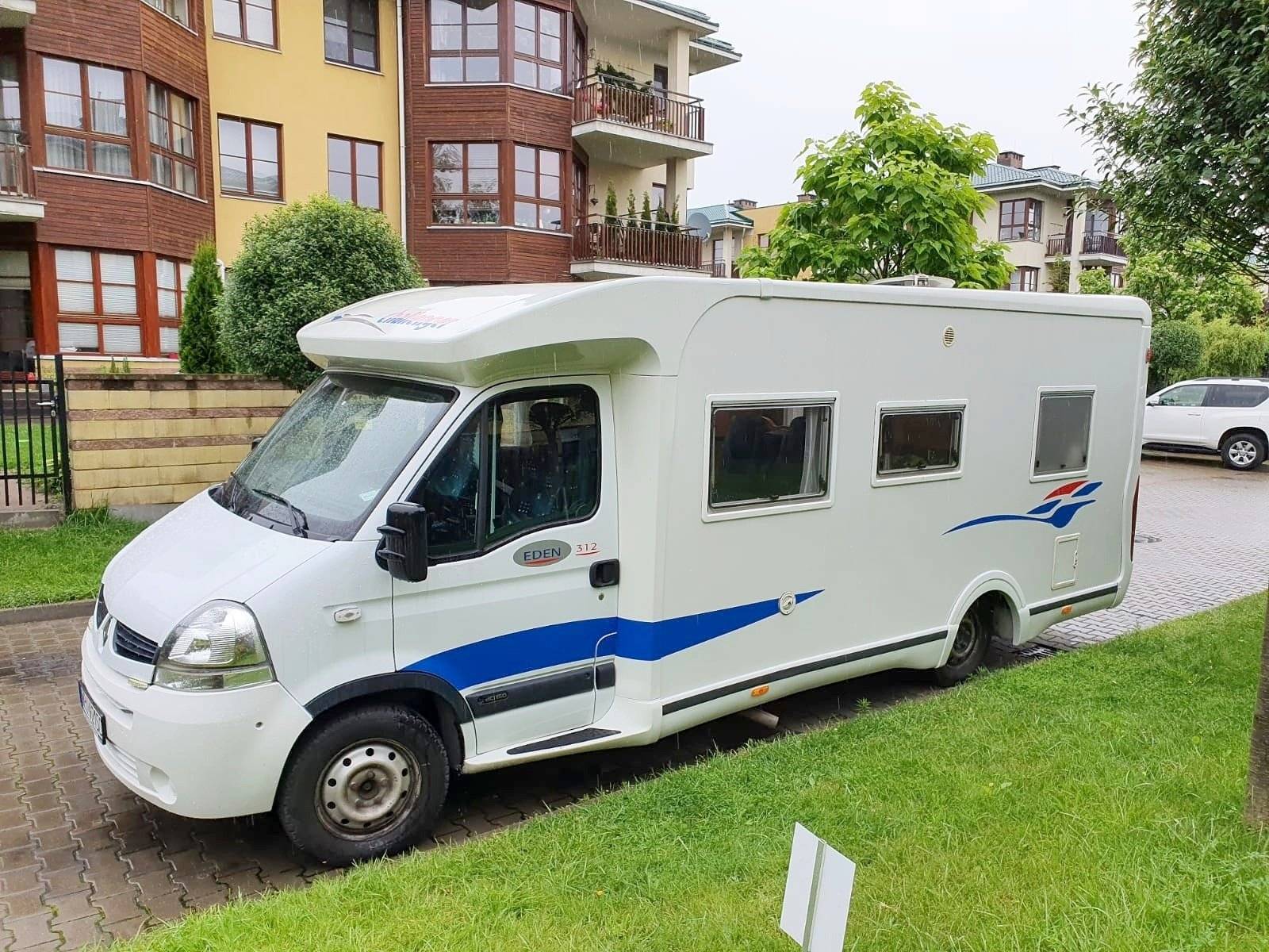 Vista frontale a ¾ Renault Master 2,5 l dCi 150 ch. - Yescapa
