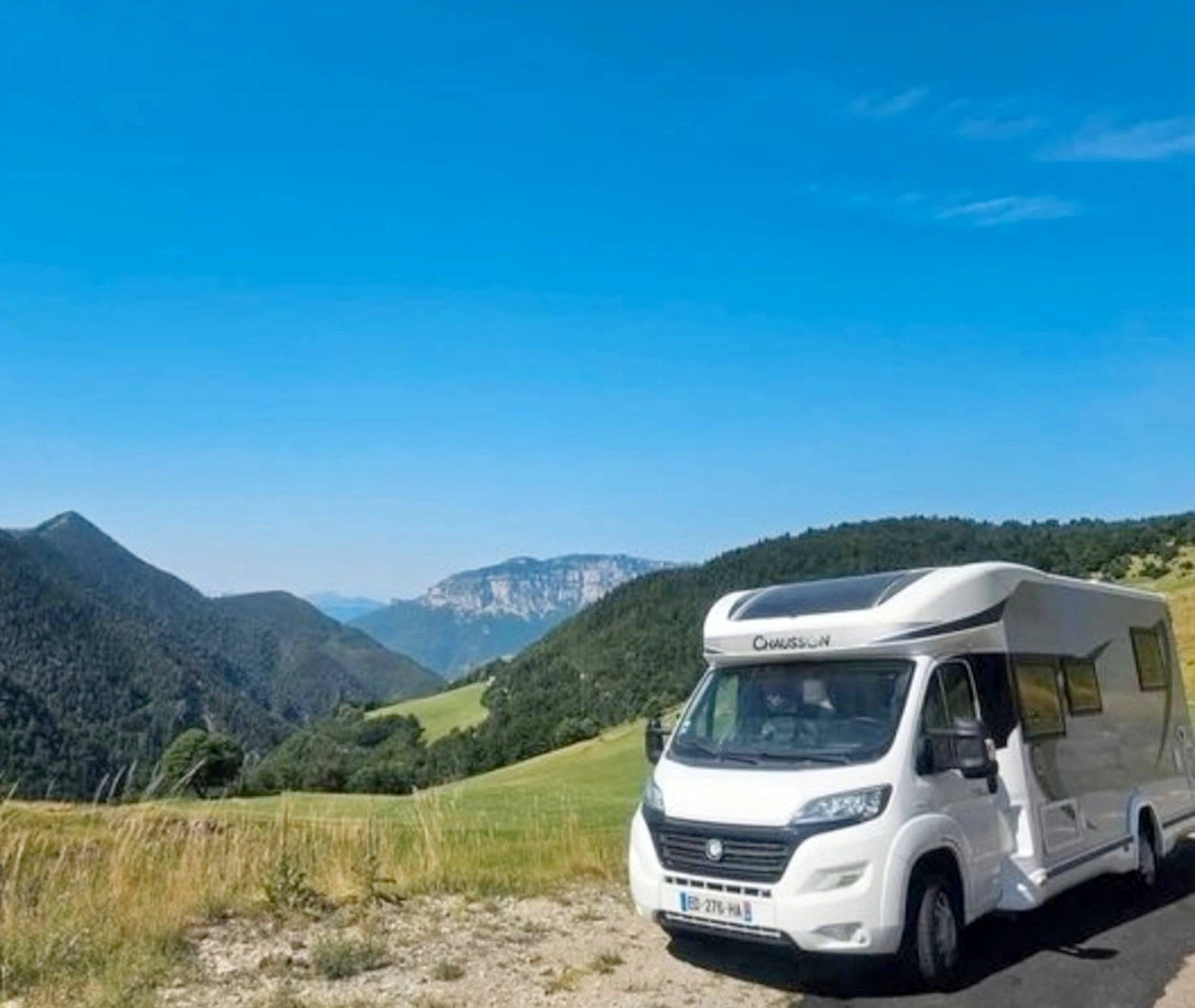 schräge Vorderansicht Fiat Ducato 2,2 l 115 ch - Yescapa