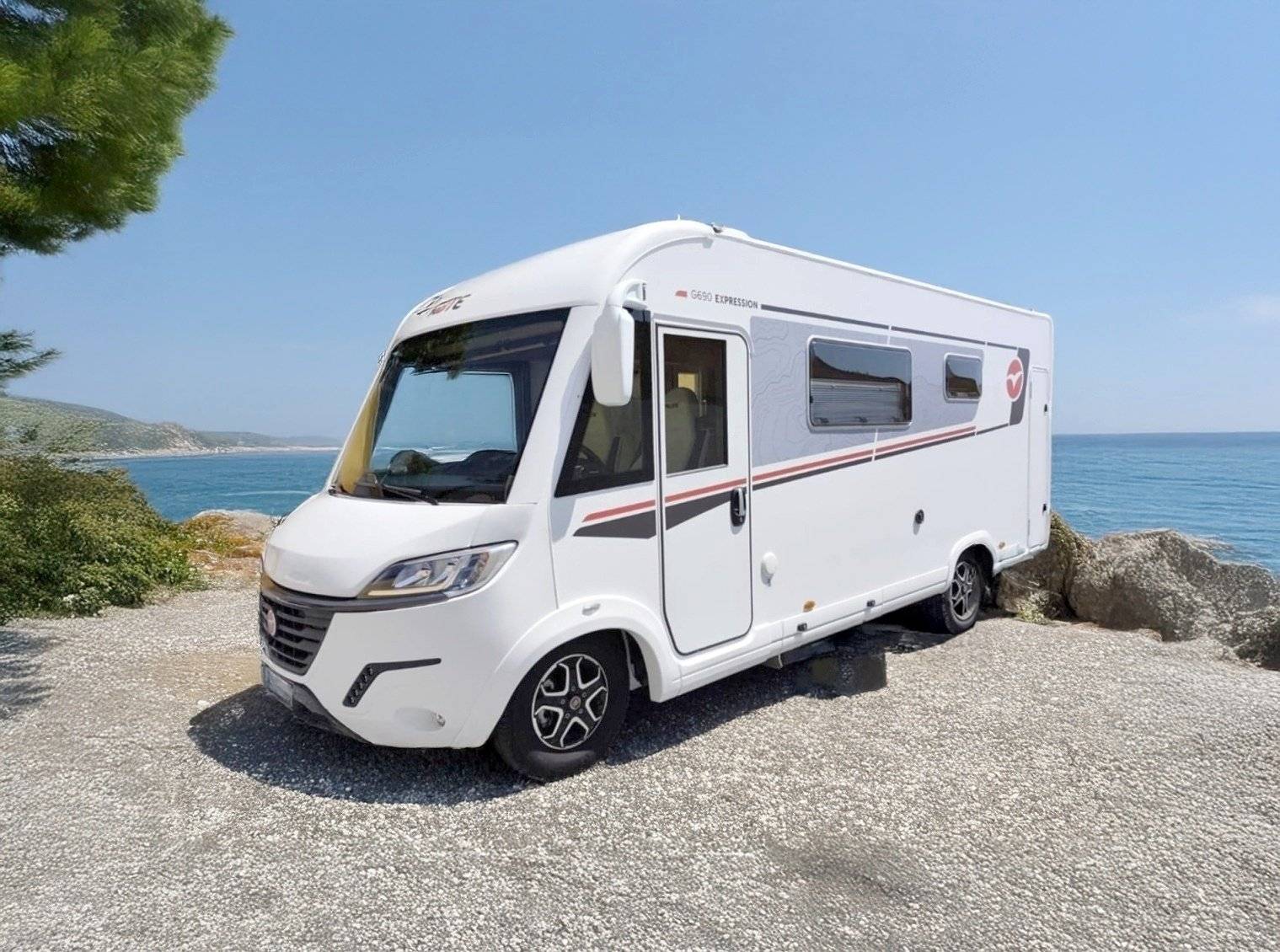 Vue avant de 3/4 Fiat Fiat Ducato 150 CV - Yescapa