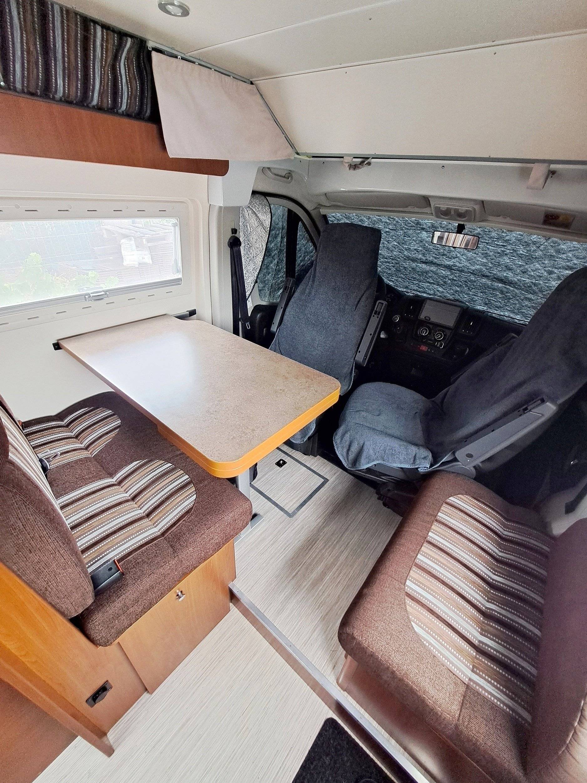 Dining area Fiat Ducato 2,2 l Multijet 130 ch. - Yescapa
