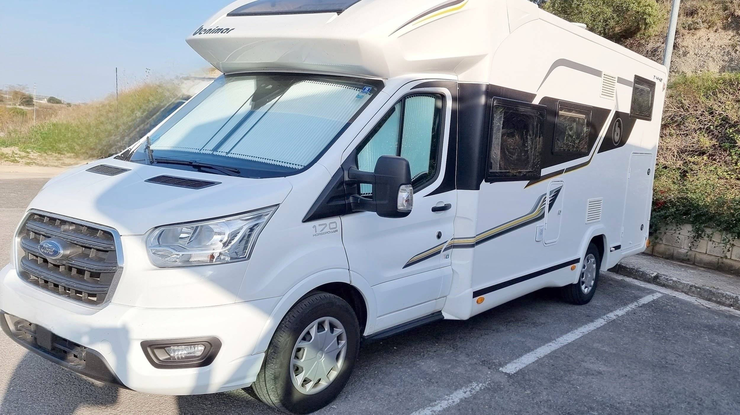 Vista del vehicle angle davanter Ford Transit 2,0 l 170 ch - Yescapa